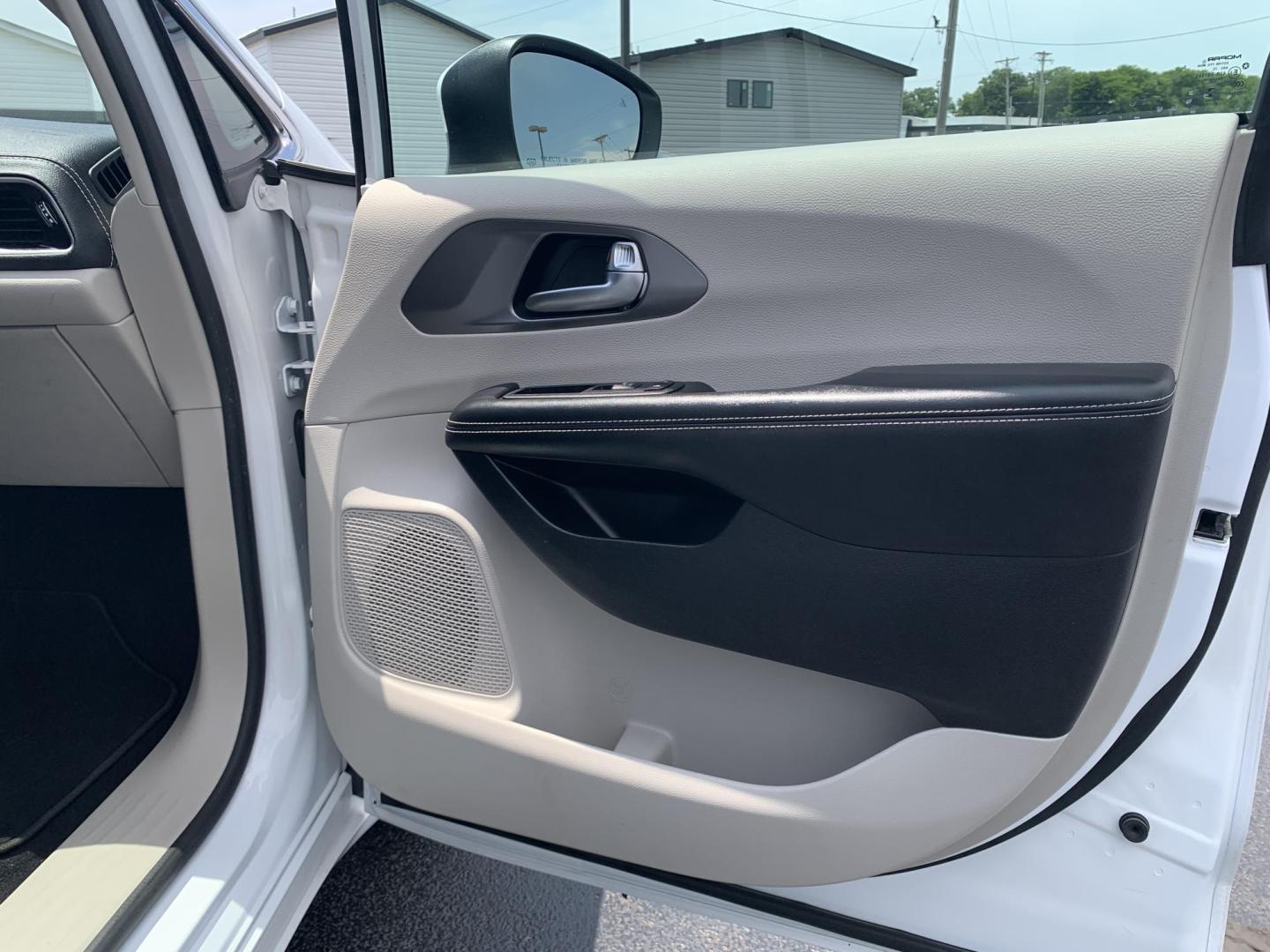 2023 WHITE /BLACK Chrysler Pacifica Touring-L (2C4RC1BG7PR) with an 3.6L V6 DOHC 24V engine, Automatic transmission, located at 506 S. Kingshighway, Cape Girardeau, MO, 63703, (573) 235-5000, 37.294991, -89.553635 - 2023 Chrysler Pacifica Touring-L 133,xxx miles One Owner Heated Seats Heated Steering Wheel Backup Cam Apple Carplay Bluetooth Leather Power Windows/Locks/Mirrors Keyless Entry Remote Start Power Sliding Doors We have financing available and we accept trades! Fill out a credit applica - Photo#12