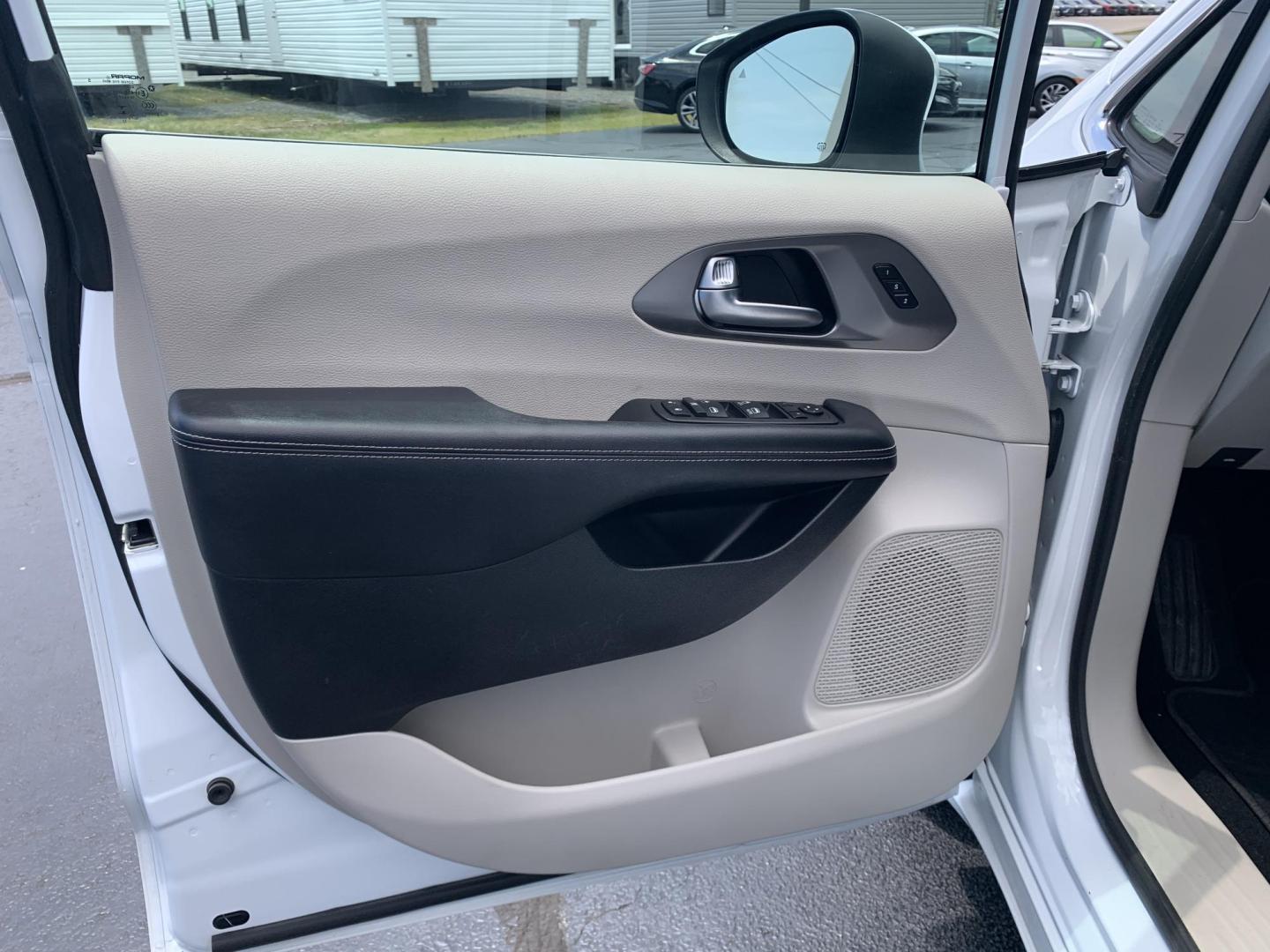 2023 WHITE /BLACK Chrysler Pacifica Touring-L (2C4RC1BG7PR) with an 3.6L V6 DOHC 24V engine, Automatic transmission, located at 506 S. Kingshighway, Cape Girardeau, MO, 63703, (573) 235-5000, 37.294991, -89.553635 - 2023 Chrysler Pacifica Touring-L 133,xxx miles One Owner Heated Seats Heated Steering Wheel Backup Cam Apple Carplay Bluetooth Leather Power Windows/Locks/Mirrors Keyless Entry Remote Start Power Sliding Doors We have financing available and we accept trades! Fill out a credit applica - Photo#18