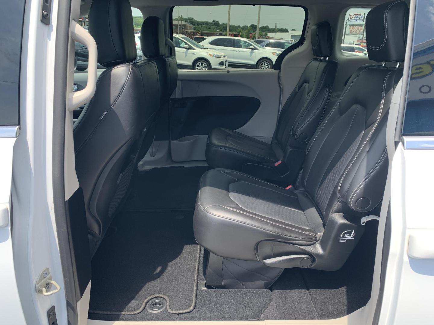 2023 WHITE /BLACK Chrysler Pacifica Touring-L (2C4RC1BG7PR) with an 3.6L V6 DOHC 24V engine, Automatic transmission, located at 506 S. Kingshighway, Cape Girardeau, MO, 63703, (573) 235-5000, 37.294991, -89.553635 - 2023 Chrysler Pacifica Touring-L 133,xxx miles One Owner Heated Seats Heated Steering Wheel Backup Cam Apple Carplay Bluetooth Leather Power Windows/Locks/Mirrors Keyless Entry Remote Start Power Sliding Doors We have financing available and we accept trades! Fill out a credit applica - Photo#17