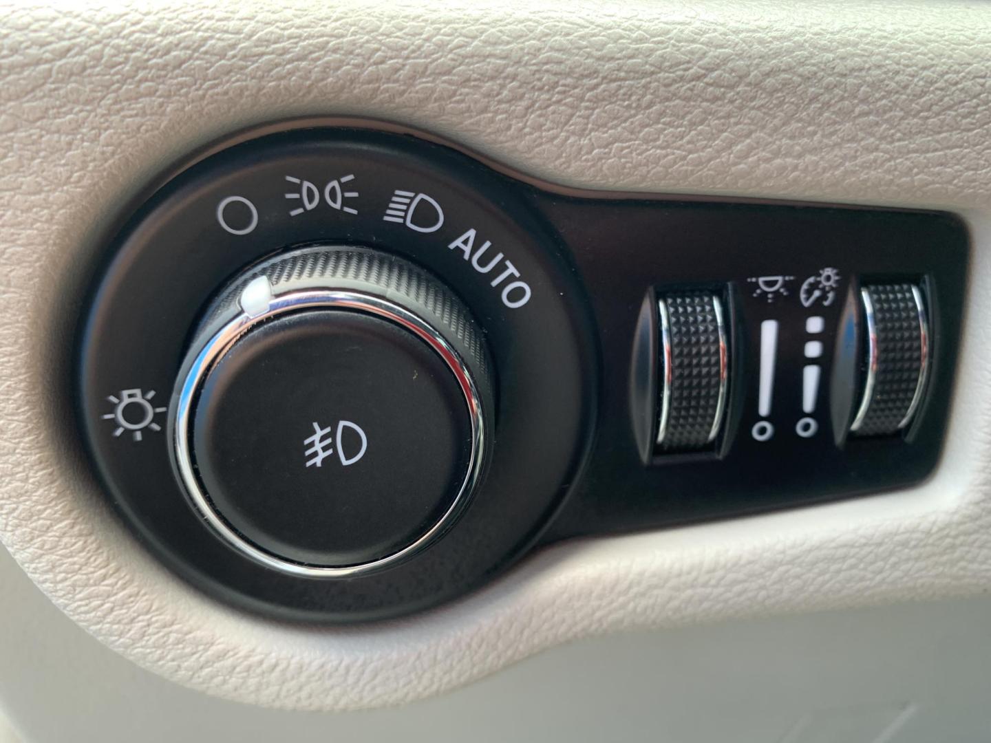 2023 WHITE /BLACK Chrysler Pacifica Touring-L (2C4RC1BG7PR) with an 3.6L V6 DOHC 24V engine, Automatic transmission, located at 506 S. Kingshighway, Cape Girardeau, MO, 63703, (573) 235-5000, 37.294991, -89.553635 - 2023 Chrysler Pacifica Touring-L 133,xxx miles One Owner Heated Seats Heated Steering Wheel Backup Cam Apple Carplay Bluetooth Leather Power Windows/Locks/Mirrors Keyless Entry Remote Start Power Sliding Doors We have financing available and we accept trades! Fill out a credit applica - Photo#21