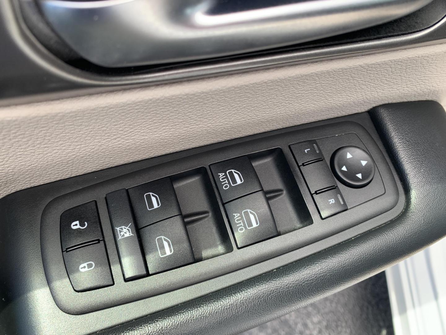 2023 WHITE /BLACK Chrysler Pacifica Touring-L (2C4RC1BG7PR) with an 3.6L V6 DOHC 24V engine, Automatic transmission, located at 506 S. Kingshighway, Cape Girardeau, MO, 63703, (573) 235-5000, 37.294991, -89.553635 - 2023 Chrysler Pacifica Touring-L 133,xxx miles One Owner Heated Seats Heated Steering Wheel Backup Cam Apple Carplay Bluetooth Leather Power Windows/Locks/Mirrors Keyless Entry Remote Start Power Sliding Doors We have financing available and we accept trades! Fill out a credit applica - Photo#19
