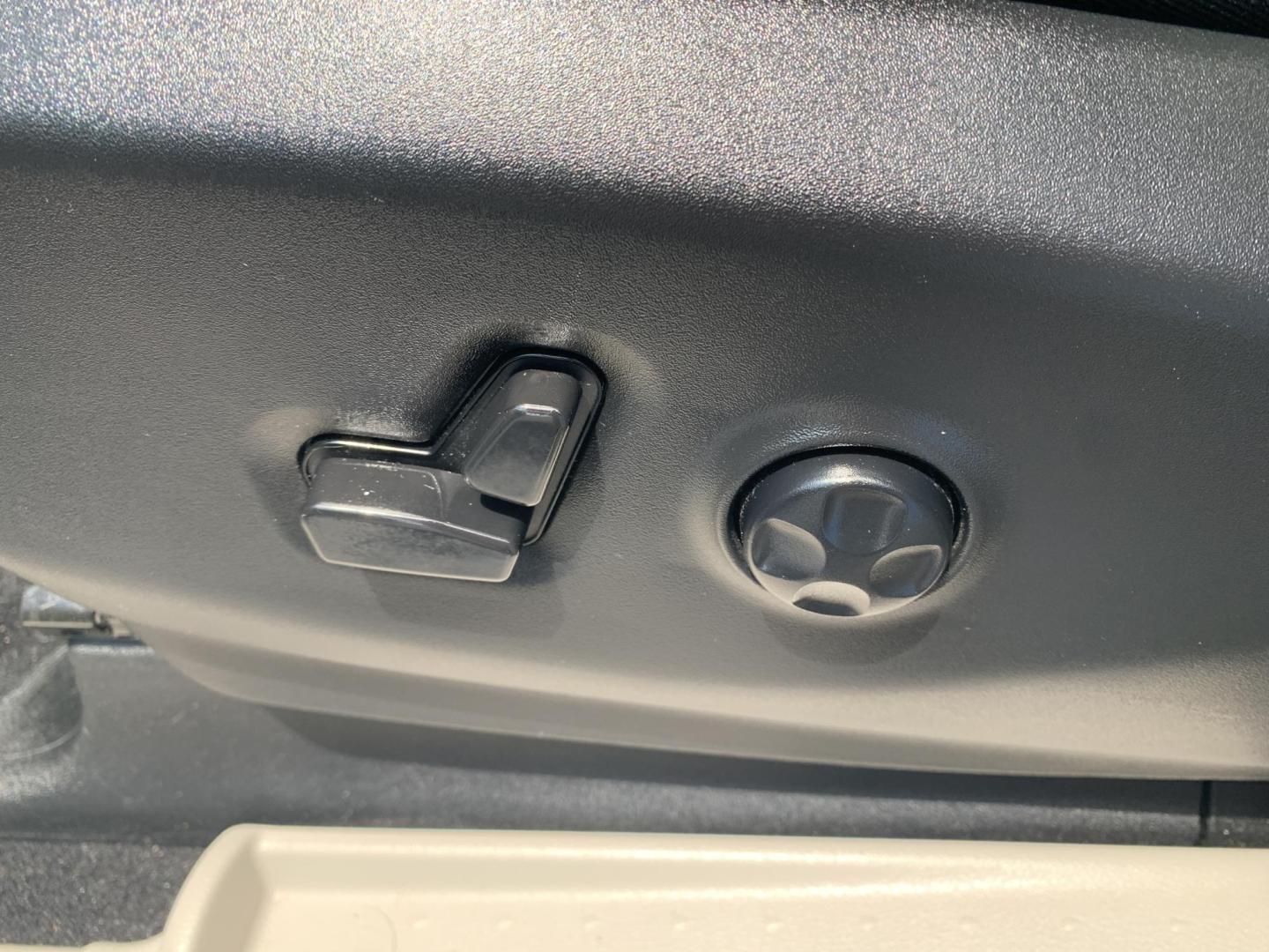 2023 WHITE /BLACK Chrysler Pacifica Touring-L (2C4RC1BG7PR) with an 3.6L V6 DOHC 24V engine, Automatic transmission, located at 506 S. Kingshighway, Cape Girardeau, MO, 63703, (573) 235-5000, 37.294991, -89.553635 - 2023 Chrysler Pacifica Touring-L 133,xxx miles One Owner Heated Seats Heated Steering Wheel Backup Cam Apple Carplay Bluetooth Leather Power Windows/Locks/Mirrors Keyless Entry Remote Start Power Sliding Doors We have financing available and we accept trades! Fill out a credit applica - Photo#20