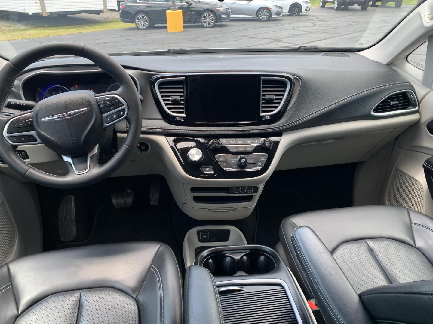 2023 WHITE /BLACK Chrysler Pacifica Touring-L (2C4RC1BG7PR) with an 3.6L V6 DOHC 24V engine, Automatic transmission, located at 506 S. Kingshighway, Cape Girardeau, MO, 63703, (573) 235-5000, 37.294991, -89.553635 - 2023 Chrysler Pacifica Touring-L 133,xxx miles One Owner Heated Seats Heated Steering Wheel Backup Cam Apple Carplay Bluetooth Leather Power Windows/Locks/Mirrors Keyless Entry Remote Start Power Sliding Doors We have financing available and we accept trades! Fill out a credit applica - Photo#25
