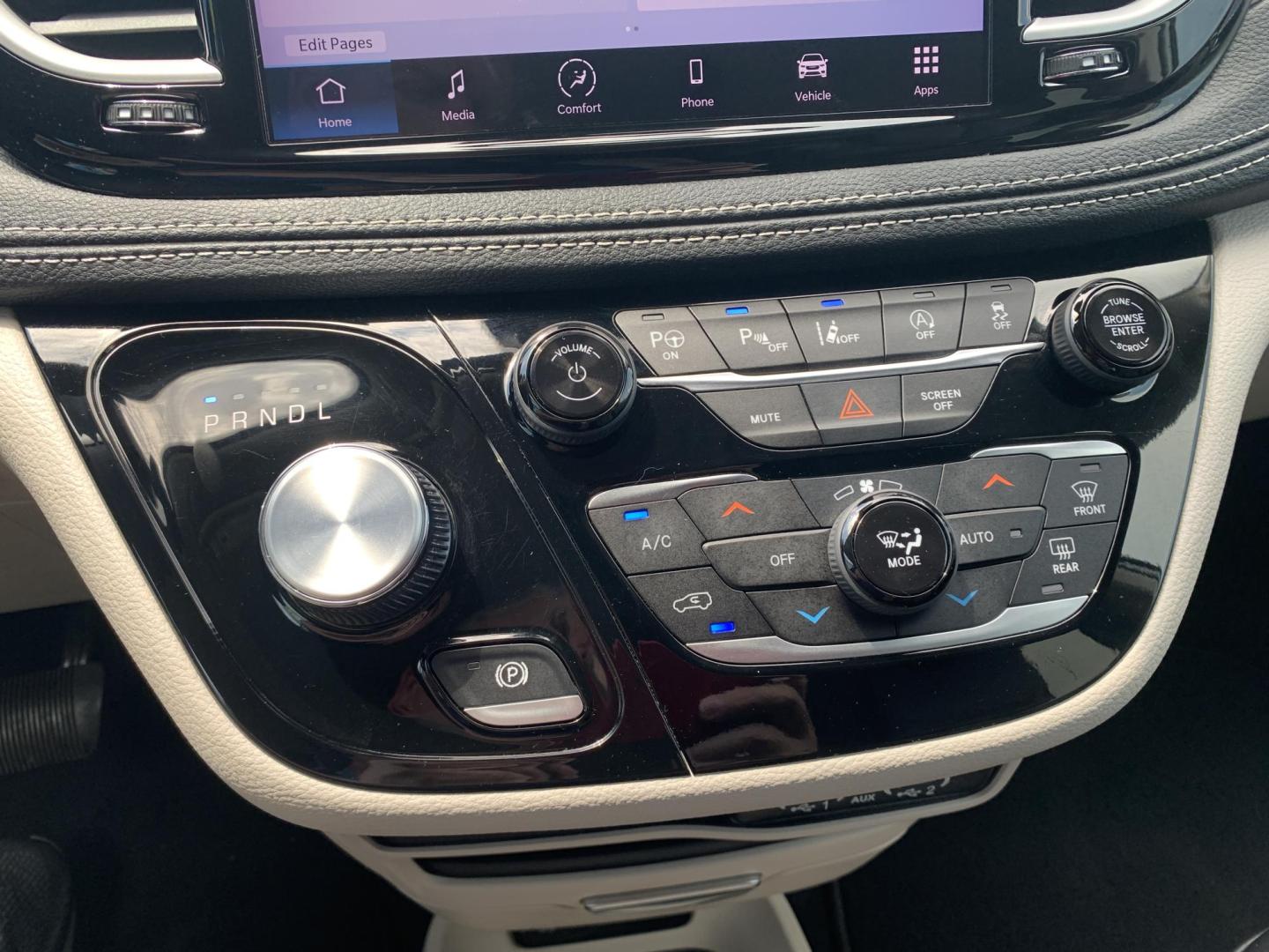 2023 WHITE /BLACK Chrysler Pacifica Touring-L (2C4RC1BG7PR) with an 3.6L V6 DOHC 24V engine, Automatic transmission, located at 506 S. Kingshighway, Cape Girardeau, MO, 63703, (573) 235-5000, 37.294991, -89.553635 - 2023 Chrysler Pacifica Touring-L 133,xxx miles One Owner Heated Seats Heated Steering Wheel Backup Cam Apple Carplay Bluetooth Leather Power Windows/Locks/Mirrors Keyless Entry Remote Start Power Sliding Doors We have financing available and we accept trades! Fill out a credit applica - Photo#27