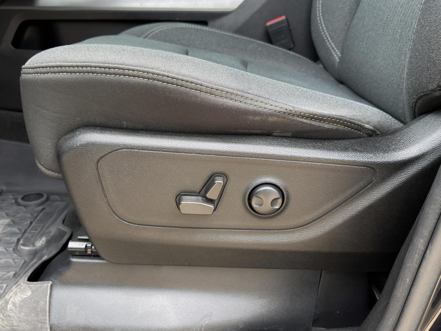 2022 BLACK /Gray RAM 1500 Big Horn Crew Cab 4WD (1C6RRFFG2NN) with an 3.6L V6 engine, Automatic transmission, located at 2990 Old Orchard Rd., Jackson, MO, 63755, 37.354214, -89.612106 - 2022 Ram 1500 Big Horn 1-Owner 135xxx miles 4x4 3.6L V6 Automatic Backup Camera Power Driver Seat Bluetooth Remote Start Cruise Power Windows/Locks/Mirrors We have financing available and we accept trades! Fill out a credit application on our website or come by today! If you have any qu - Photo#4