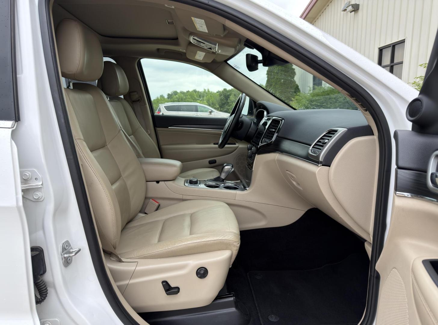 2021 WHITE /Tan Jeep Grand Cherokee Limited 4WD (1C4RJFBG0MC) with an 3.6L V6 engine, Automatic transmission, located at 2990 Old Orchard Rd., Jackson, MO, 63755, 37.354214, -89.612106 - 2021 Jeep Grand Cherokee Limited 1-Owner 120xxx miles 4 Wheel Drive 3.6L V6 Automatic Leather Navigation Power/Heated Seats Heated Steering Wheel Backup Camera Sunroof Bluetooth Remote Start Cruise Power Windows/Locks/Mirrors We have financing available and we accept trades! Fill out - Photo#19