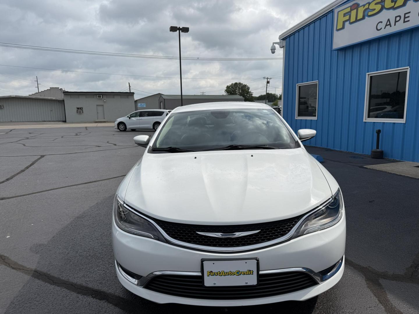 2017 WHITE /Black Chrysler 200 Limited Platinum (1C3CCCAB0HN) with an 2.4L L4 DOHC 16V engine, Automatic transmission, located at 506 S. Kingshighway, Cape Girardeau, MO, 63703, (573) 235-5000, 37.294991, -89.553635 - 2017 Chrysler 200 Limited Platinum 1-Owner Only 93,084 mi Front Wheel Drive 2.4L 4 Cyl Automatic Leather Navigation Back Up Camera Blind Spot Monitor Heated Front Seats Heated Steering Wheel Keyless Entry Bluetooth Remote Start Automatic Dual Climate Control Power Driver/Passenger Se - Photo#1