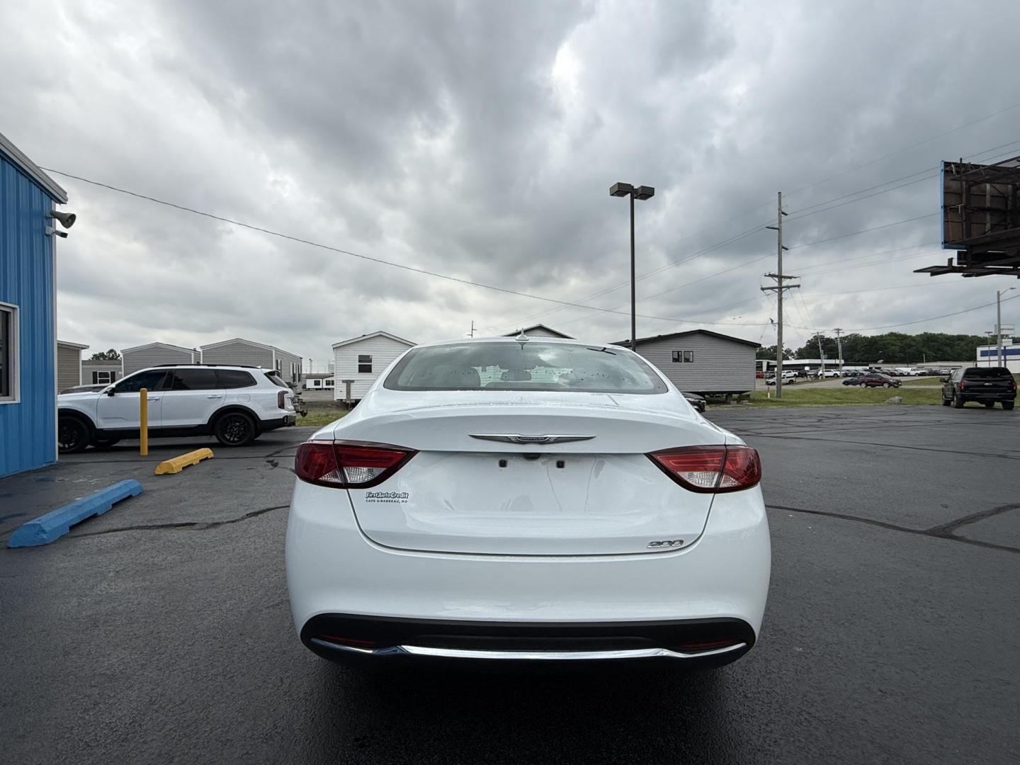 2017 WHITE /Black Chrysler 200 Limited Platinum (1C3CCCAB0HN) with an 2.4L L4 DOHC 16V engine, Automatic transmission, located at 506 S. Kingshighway, Cape Girardeau, MO, 63703, (573) 235-5000, 37.294991, -89.553635 - 2017 Chrysler 200 Limited Platinum 1-Owner Only 93,084 mi Front Wheel Drive 2.4L 4 Cyl Automatic Leather Navigation Back Up Camera Blind Spot Monitor Heated Front Seats Heated Steering Wheel Keyless Entry Bluetooth Remote Start Automatic Dual Climate Control Power Driver/Passenger Se - Photo#5