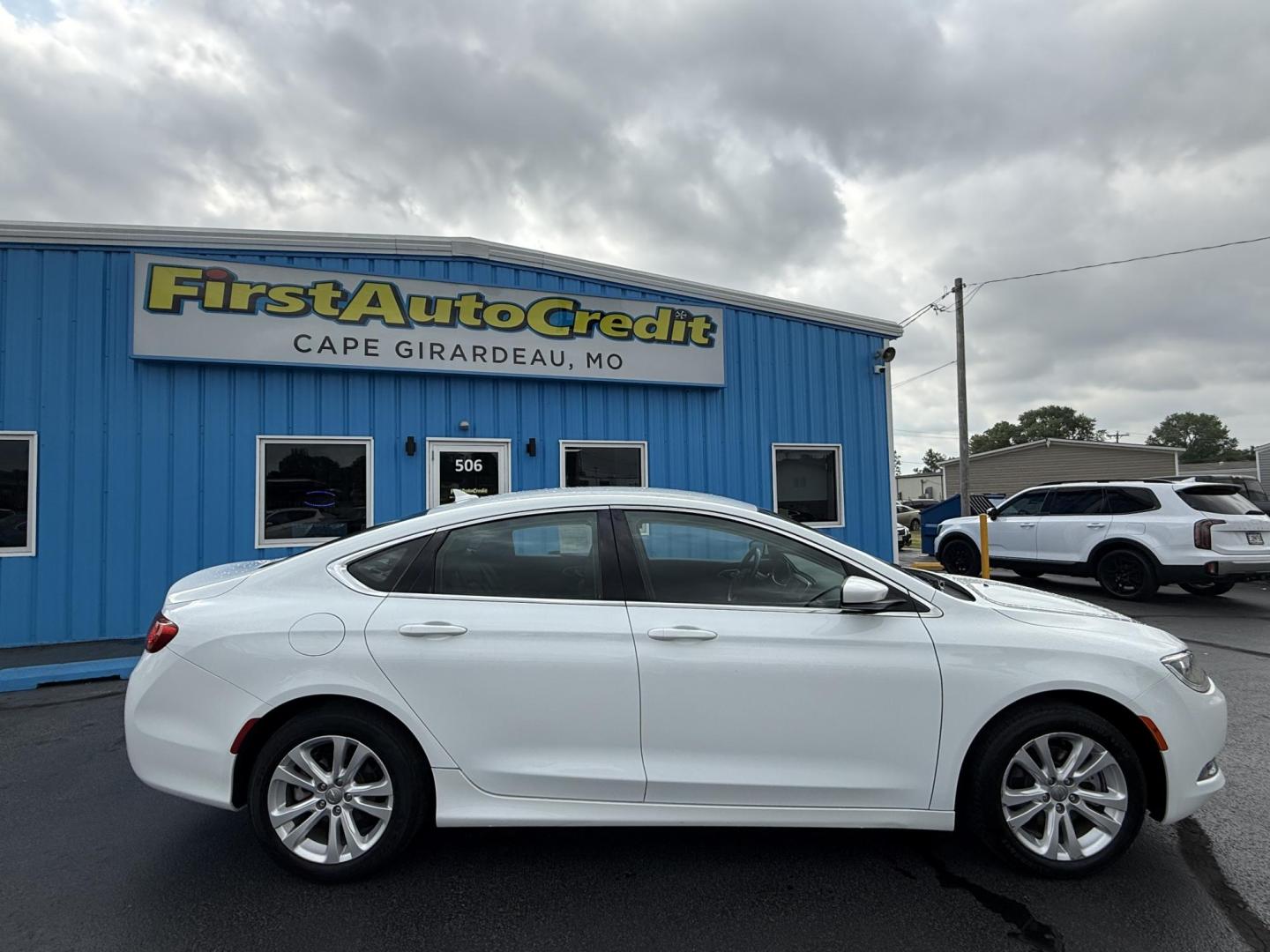 2017 WHITE /Black Chrysler 200 Limited Platinum (1C3CCCAB0HN) with an 2.4L L4 DOHC 16V engine, Automatic transmission, located at 506 S. Kingshighway, Cape Girardeau, MO, 63703, (573) 235-5000, 37.294991, -89.553635 - 2017 Chrysler 200 Limited Platinum 1-Owner Only 93,084 mi Front Wheel Drive 2.4L 4 Cyl Automatic Leather Navigation Back Up Camera Blind Spot Monitor Heated Front Seats Heated Steering Wheel Keyless Entry Bluetooth Remote Start Automatic Dual Climate Control Power Driver/Passenger Se - Photo#8