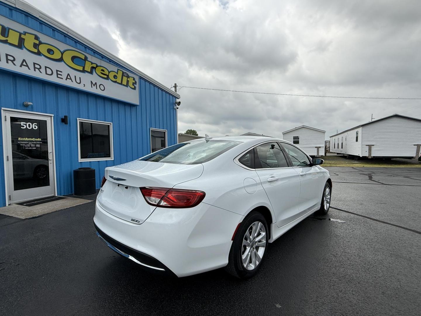 2017 WHITE /Black Chrysler 200 Limited Platinum (1C3CCCAB0HN) with an 2.4L L4 DOHC 16V engine, Automatic transmission, located at 506 S. Kingshighway, Cape Girardeau, MO, 63703, (573) 235-5000, 37.294991, -89.553635 - 2017 Chrysler 200 Limited Platinum 1-Owner Only 93,084 mi Front Wheel Drive 2.4L 4 Cyl Automatic Leather Navigation Back Up Camera Blind Spot Monitor Heated Front Seats Heated Steering Wheel Keyless Entry Bluetooth Remote Start Automatic Dual Climate Control Power Driver/Passenger Se - Photo#7