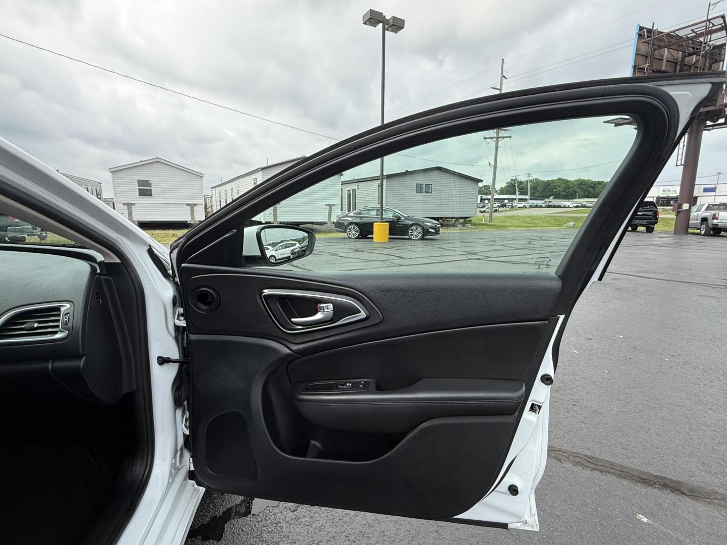 2017 WHITE /Black Chrysler 200 Limited Platinum (1C3CCCAB0HN) with an 2.4L L4 DOHC 16V engine, Automatic transmission, located at 506 S. Kingshighway, Cape Girardeau, MO, 63703, (573) 235-5000, 37.294991, -89.553635 - 2017 Chrysler 200 Limited Platinum 1-Owner Only 93,084 mi Front Wheel Drive 2.4L 4 Cyl Automatic Leather Navigation Back Up Camera Blind Spot Monitor Heated Front Seats Heated Steering Wheel Keyless Entry Bluetooth Remote Start Automatic Dual Climate Control Power Driver/Passenger Se - Photo#9