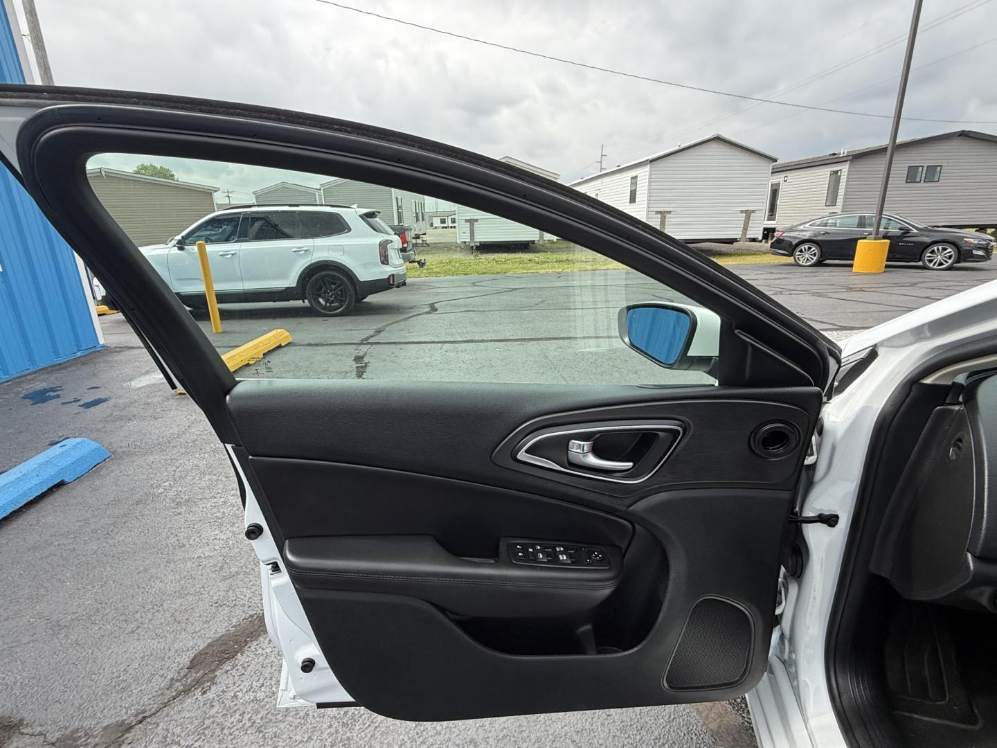 2017 WHITE /Black Chrysler 200 Limited Platinum (1C3CCCAB0HN) with an 2.4L L4 DOHC 16V engine, Automatic transmission, located at 506 S. Kingshighway, Cape Girardeau, MO, 63703, (573) 235-5000, 37.294991, -89.553635 - 2017 Chrysler 200 Limited Platinum 1-Owner Only 93,084 mi Front Wheel Drive 2.4L 4 Cyl Automatic Leather Navigation Back Up Camera Blind Spot Monitor Heated Front Seats Heated Steering Wheel Keyless Entry Bluetooth Remote Start Automatic Dual Climate Control Power Driver/Passenger Se - Photo#16