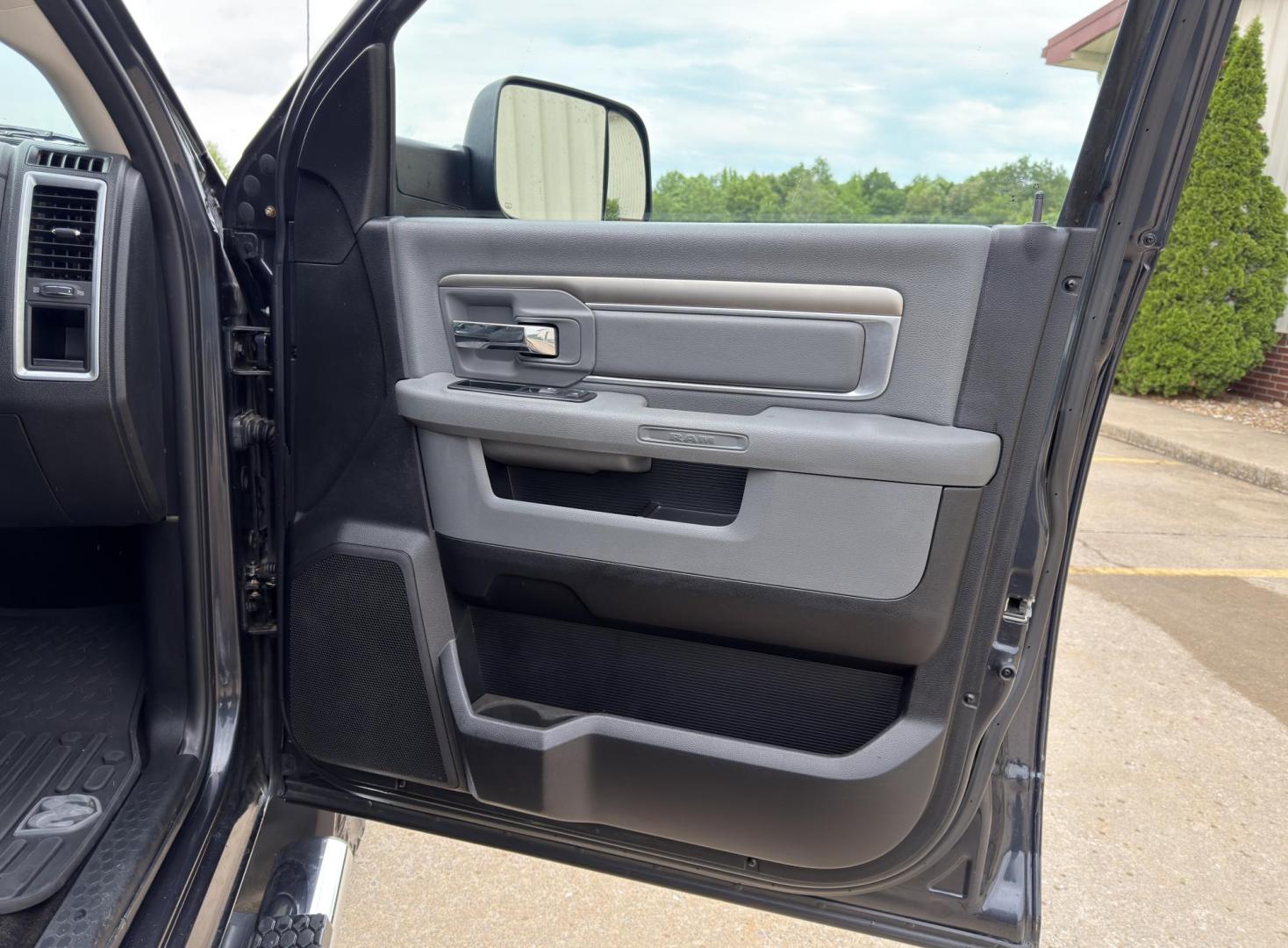 2014 GRAY /Gray RAM 3500 Big Horn Crew Cab 4WD DRW (3C63RRHL3EG) with an 6.7L I6 TURBO DIESEL engine, Automatic transmission, located at 2990 Old Orchard Rd., Jackson, MO, 63755, 37.354214, -89.612106 - 2014 Ram 3500HD Big Horn 1-Owner 161xxx miles 4x4 6.7L I6 Turbo Diesel Automatic Navigation Backup Camera Power Driver Seat Heated Seats Heated Steering Wheel Bluetooth Remote Start Cruise Power Windows/Locks/Mirrors We have financing available and we accept trades! Fill out a credit - Photo#17
