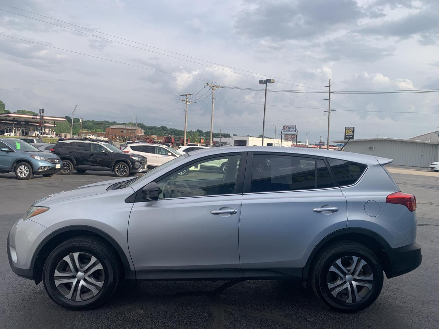 2013 SILVER /GRAY Toyota RAV4 LE (JTMZFREV1DD) with an 2.5L L4 DOHC 16V engine, Automatic transmission, located at 506 S. Kingshighway, Cape Girardeau, MO, 63703, (573) 235-5000, 37.294991, -89.553635 - 2013 Toyota RAV4 LE FWD 148,xxx miles 2.5L 4 Cyl. Front Wheel Drive Backup Cam Power Windows/Doors/Mirrors Cloth Seats We have financing available and we accept trades! Fill out a credit application on our website or come by today! If you have any questions, give us a call at (573) 235-5000 - Photo#4