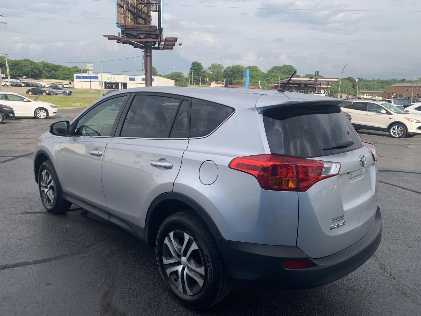 2013 SILVER /GRAY Toyota RAV4 LE (JTMZFREV1DD) with an 2.5L L4 DOHC 16V engine, Automatic transmission, located at 506 S. Kingshighway, Cape Girardeau, MO, 63703, (573) 235-5000, 37.294991, -89.553635 - 2013 Toyota RAV4 LE FWD 148,xxx miles 2.5L 4 Cyl. Front Wheel Drive Backup Cam Power Windows/Doors/Mirrors Cloth Seats We have financing available and we accept trades! Fill out a credit application on our website or come by today! If you have any questions, give us a call at (573) 235-5000 - Photo#5