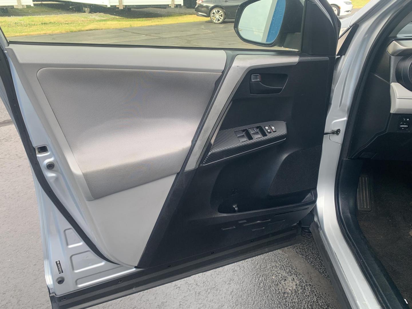 2013 SILVER /GRAY Toyota RAV4 LE (JTMZFREV1DD) with an 2.5L L4 DOHC 16V engine, Automatic transmission, located at 506 S. Kingshighway, Cape Girardeau, MO, 63703, (573) 235-5000, 37.294991, -89.553635 - 2013 Toyota RAV4 LE FWD 148,xxx miles 2.5L 4 Cyl. Front Wheel Drive Backup Cam Power Windows/Doors/Mirrors Cloth Seats We have financing available and we accept trades! Fill out a credit application on our website or come by today! If you have any questions, give us a call at (573) 235-5000 - Photo#17