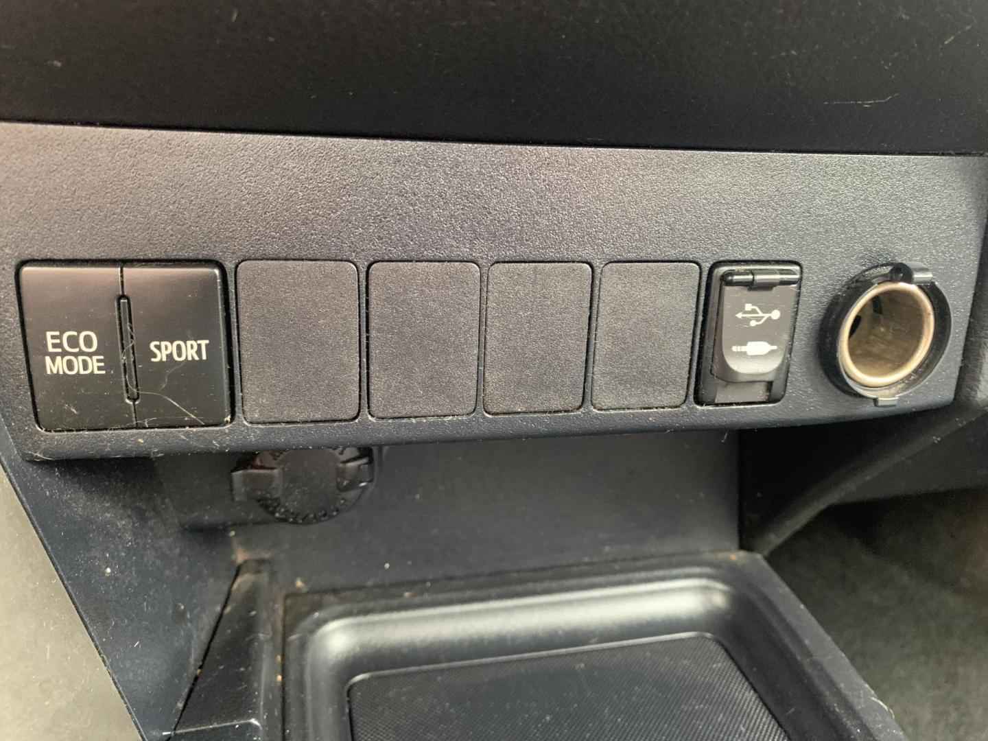 2013 SILVER /GRAY Toyota RAV4 LE (JTMZFREV1DD) with an 2.5L L4 DOHC 16V engine, Automatic transmission, located at 506 S. Kingshighway, Cape Girardeau, MO, 63703, (573) 235-5000, 37.294991, -89.553635 - 2013 Toyota RAV4 LE FWD 148,xxx miles 2.5L 4 Cyl. Front Wheel Drive Backup Cam Power Windows/Doors/Mirrors Cloth Seats We have financing available and we accept trades! Fill out a credit application on our website or come by today! If you have any questions, give us a call at (573) 235-5000 - Photo#25