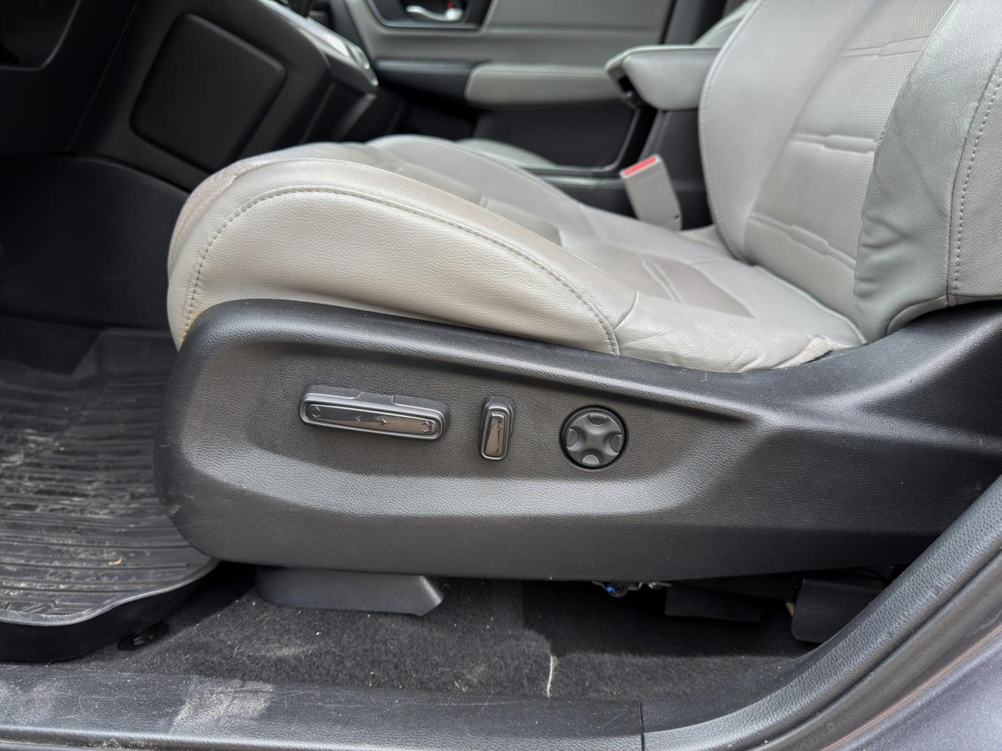 2018 GRAY /Gray Honda CR-V EX-L AWD (7FARW2H85JE) with an 1.5L 4 Cyl. engine, CVT transmission, located at 2990 Old Orchard Rd., Jackson, MO, 63755, 37.354214, -89.612106 - 2018 Honda CR-V EX-L 122xxx miles All Wheel Drive 1.5L 4 Cyl. Automatic Leather Backup Camera Power/Heated Seats Sunroof Bluetooth Remote Start Cruise Power Windows/Locks/Mirrors We have financing available and we accept trades! Fill out a credit application on our website or come by to - Photo#5