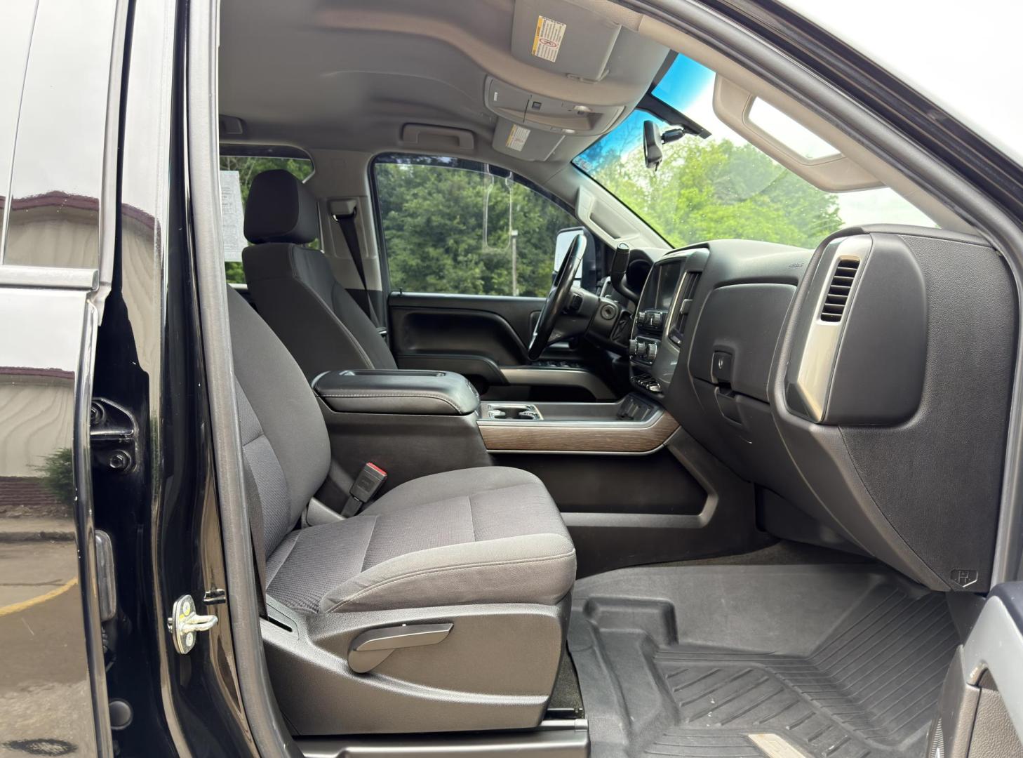 2018 BLACK /Black Chevrolet Silverado 2500HD LT Crew Cab 4WD (1GC1KVEG3JF) with an 6.0L V8 engine, Automatic transmission, located at 2990 Old Orchard Rd., Jackson, MO, 63755, 37.354214, -89.612106 - 2018 Chevrolet Silverado 2500HD LT 122xxx miles 4x4 6.0L V8 Automatic Navigation Backup Camera Power Driver Seat Bluetooth Remote Start Cruise Power Windows/Locks/Mirrors We have financing available and we accept trades! Fill out a credit application on our website or come by today! If - Photo#17