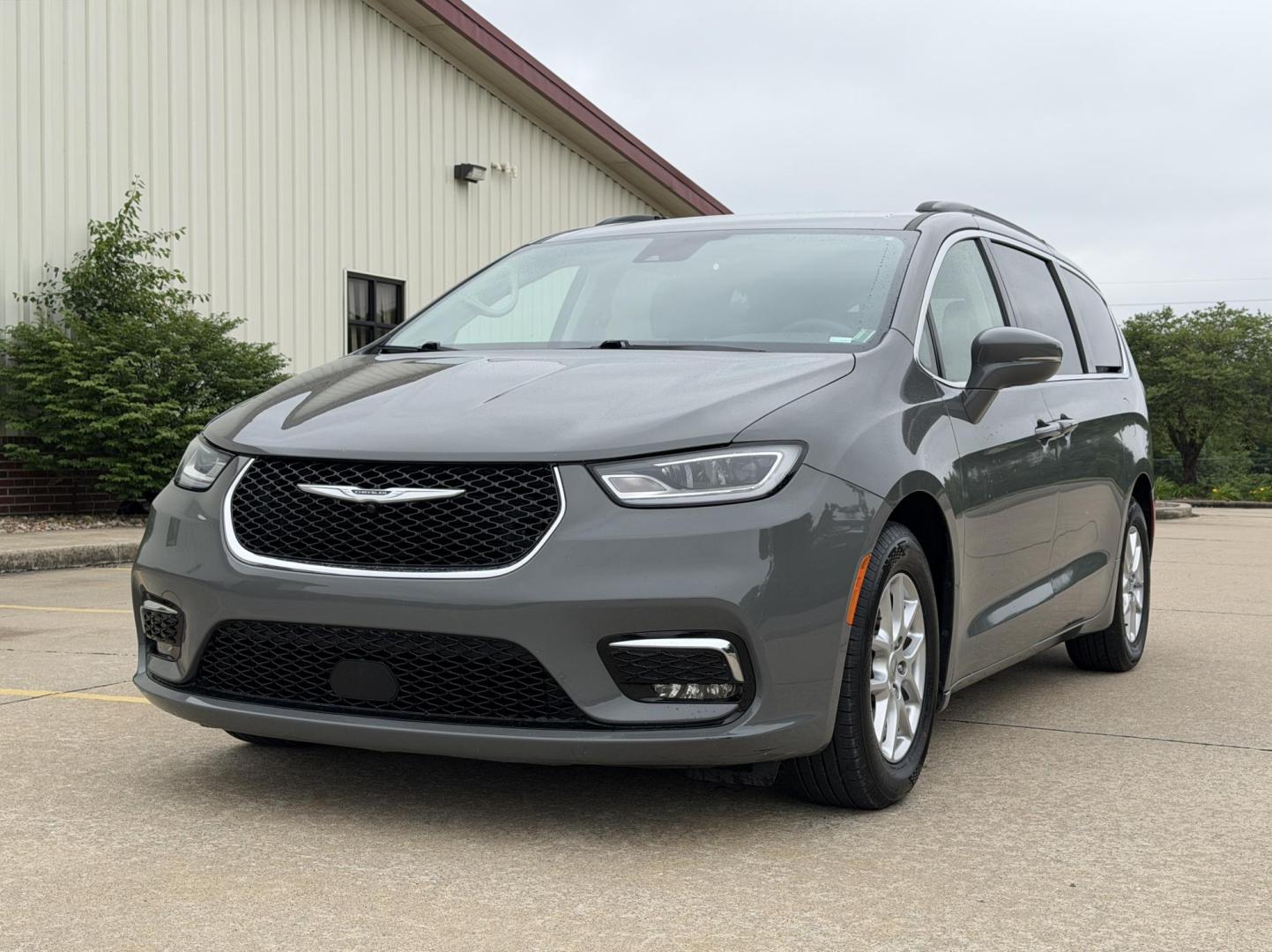 2022 GRAY /Black Chrysler Pacifica Touring-L (2C4RC1BG7NR) with an 3.6L V6 engine, Automatic transmission, located at 2990 Old Orchard Rd., Jackson, MO, 63755, 37.354214, -89.612106 - 2022 Chrysler Pacifica Touring L 1-Owner 87xxx miles Front Wheel Drive 3.6L V6 Automatic Leather 3rd Row Stow 'N Go Backup Camera Power Driver Seat Heated Seats Heated Steering Wheel Bluetooth Remote Start Cruise Power Windows/Locks/Mirrors We have financing available and we accept - Photo#6
