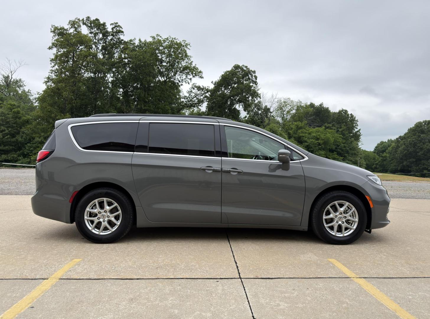 2022 GRAY /Black Chrysler Pacifica Touring-L (2C4RC1BG7NR) with an 3.6L V6 engine, Automatic transmission, located at 2990 Old Orchard Rd., Jackson, MO, 63755, 37.354214, -89.612106 - 2022 Chrysler Pacifica Touring L 1-Owner 87xxx miles Front Wheel Drive 3.6L V6 Automatic Leather 3rd Row Stow 'N Go Backup Camera Power Driver Seat Heated Seats Heated Steering Wheel Bluetooth Remote Start Cruise Power Windows/Locks/Mirrors We have financing available and we accept - Photo#8
