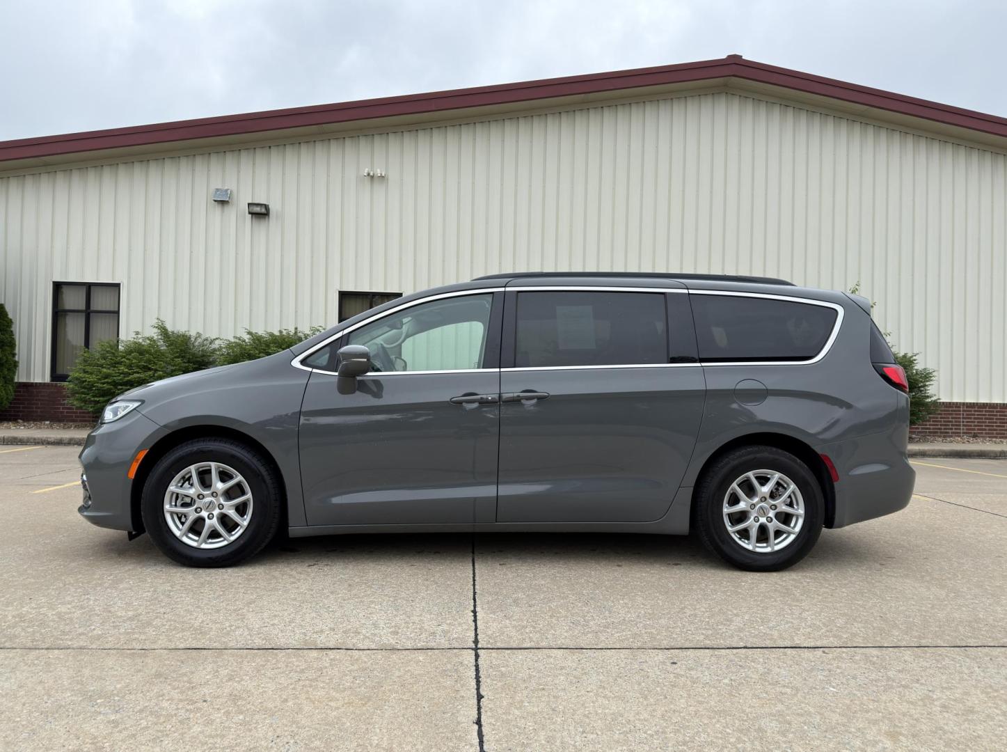 2022 GRAY /Black Chrysler Pacifica Touring-L (2C4RC1BG7NR) with an 3.6L V6 engine, Automatic transmission, located at 2990 Old Orchard Rd., Jackson, MO, 63755, 37.354214, -89.612106 - 2022 Chrysler Pacifica Touring L 1-Owner 87xxx miles Front Wheel Drive 3.6L V6 Automatic Leather 3rd Row Stow 'N Go Backup Camera Power Driver Seat Heated Seats Heated Steering Wheel Bluetooth Remote Start Cruise Power Windows/Locks/Mirrors We have financing available and we accept - Photo#7