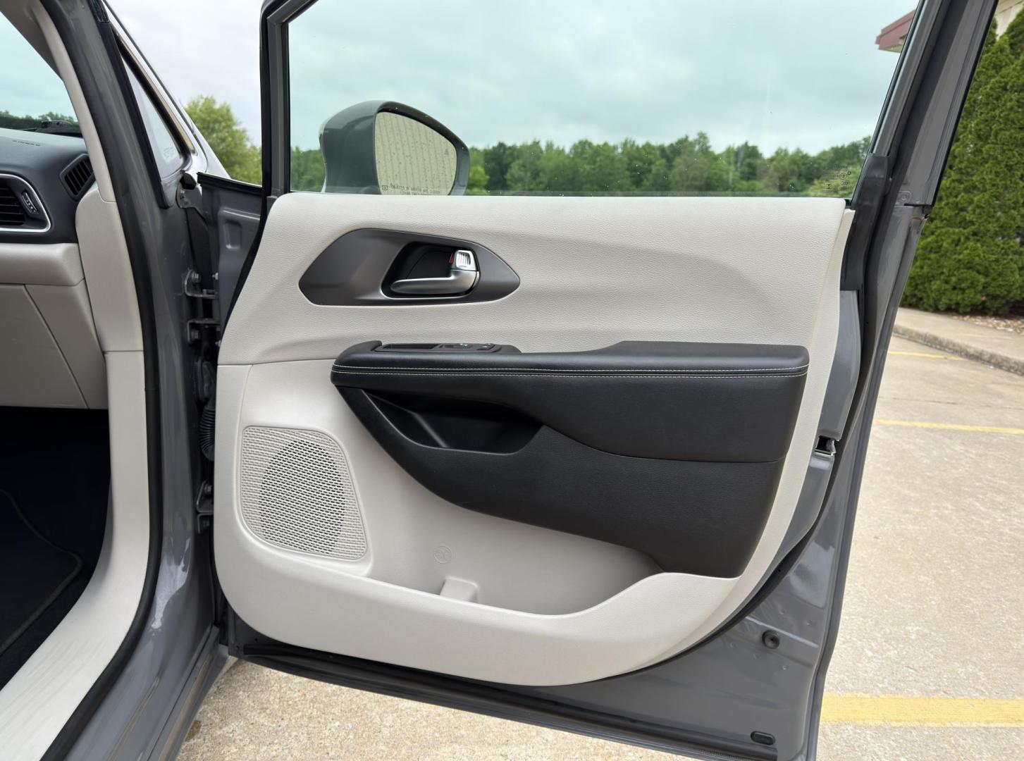2022 GRAY /Black Chrysler Pacifica Touring-L (2C4RC1BG7NR) with an 3.6L V6 engine, Automatic transmission, located at 2990 Old Orchard Rd., Jackson, MO, 63755, 37.354214, -89.612106 - 2022 Chrysler Pacifica Touring L 1-Owner 87xxx miles Front Wheel Drive 3.6L V6 Automatic Leather 3rd Row Stow 'N Go Backup Camera Power Driver Seat Heated Seats Heated Steering Wheel Bluetooth Remote Start Cruise Power Windows/Locks/Mirrors We have financing available and we accept - Photo#15
