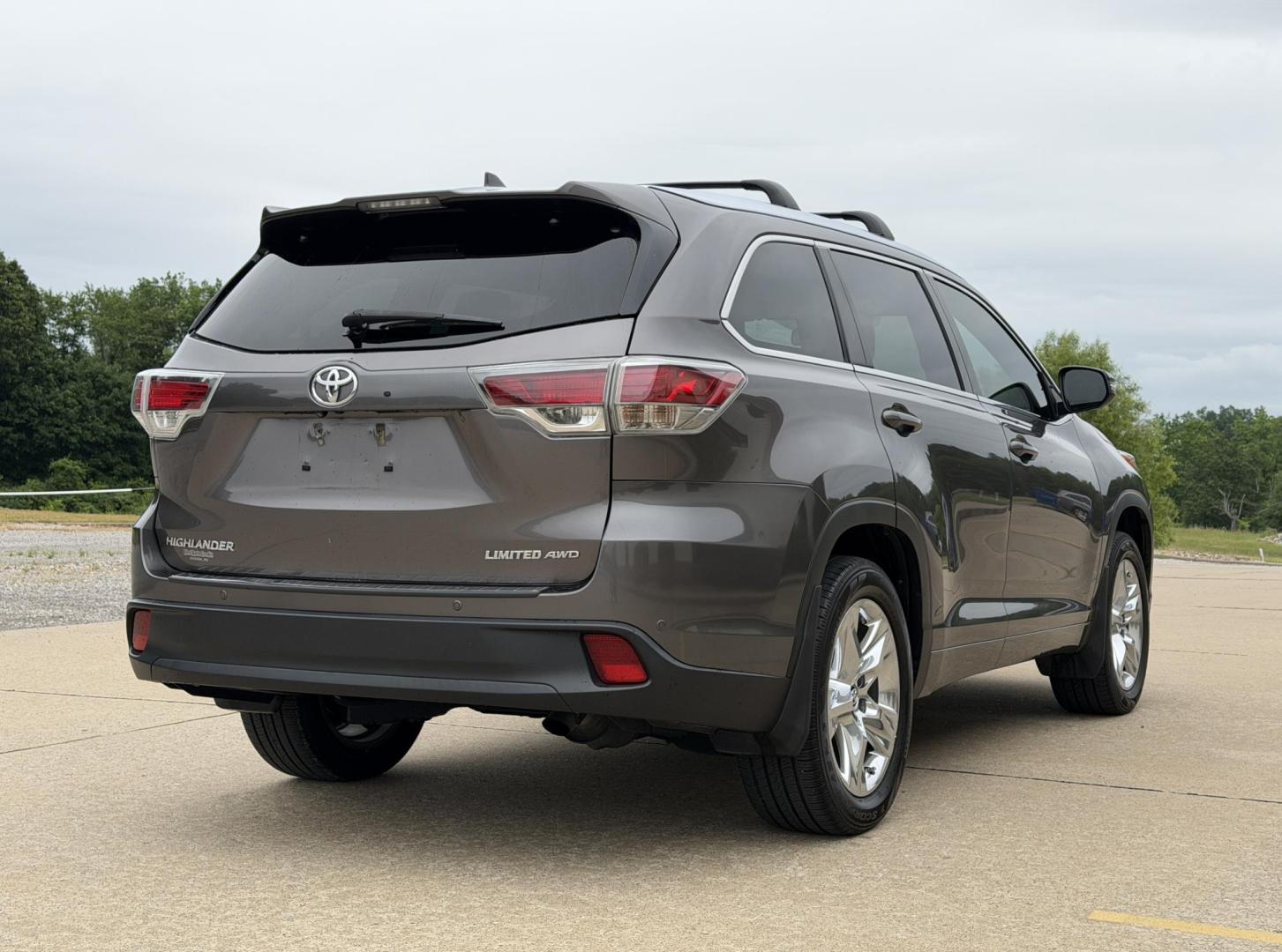 2016 GRAY /Black Toyota Highlander Limited AWD V6 (5TDDKRFH0GS) with an 3.5L V6 engine, Automatic transmission, located at 2990 Old Orchard Rd., Jackson, MO, 63755, 37.354214, -89.612106 - 2016 Toyota Highlander Limited 101xxx miles All Wheel Drive 3.5L V6 Automatic Leather 3rd Row Navigation Power/Heated/Cooled Seats Heated Rear Seats Heated Steering Wheel Backup Camera Sunroof Bluetooth Cruise Power Windows/Locks/Mirrors We have financing available and we accept trad - Photo#11