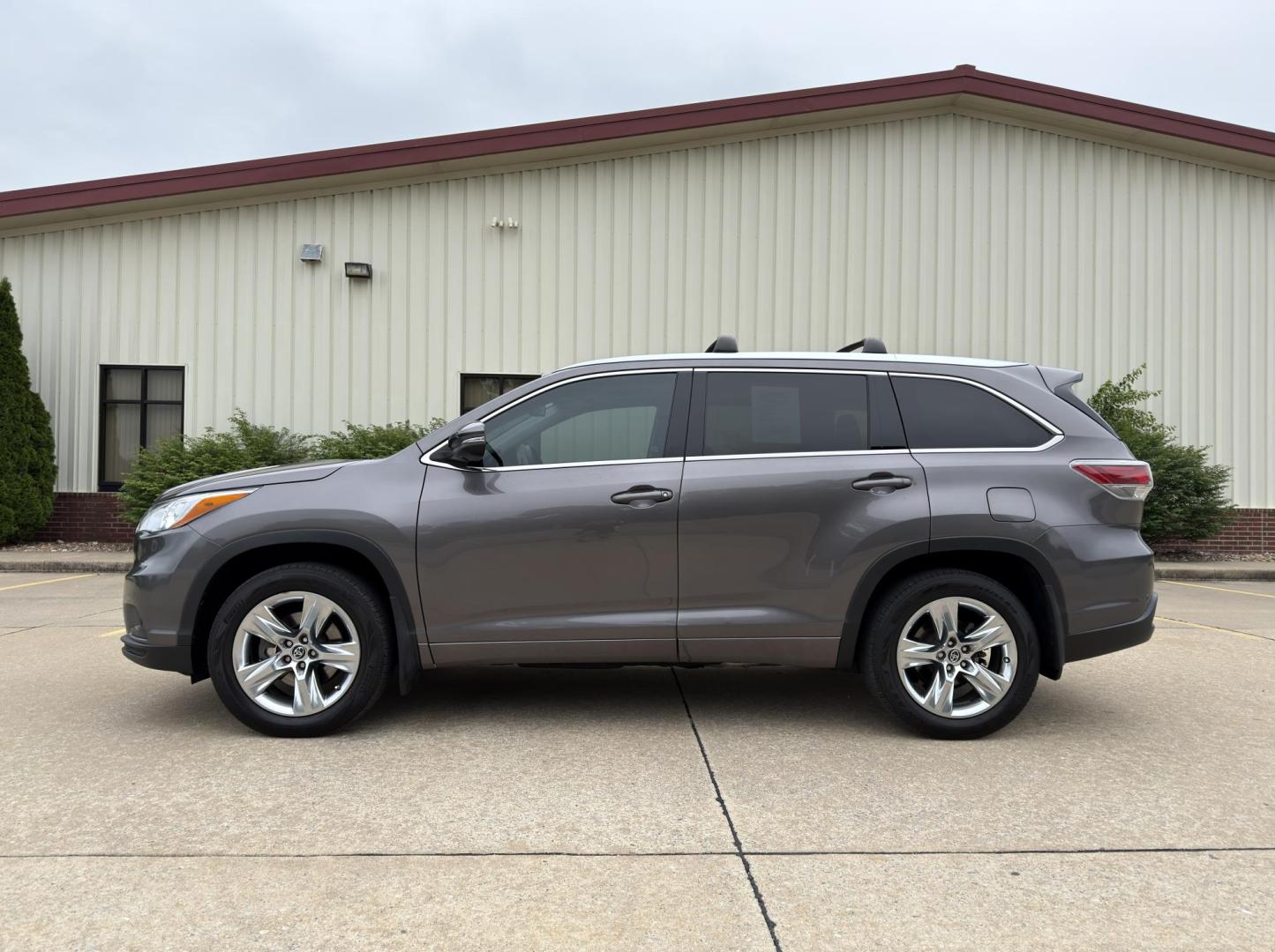 2016 GRAY /Black Toyota Highlander Limited AWD V6 (5TDDKRFH0GS) with an 3.5L V6 engine, Automatic transmission, located at 2990 Old Orchard Rd., Jackson, MO, 63755, 37.354214, -89.612106 - 2016 Toyota Highlander Limited 101xxx miles All Wheel Drive 3.5L V6 Automatic Leather 3rd Row Navigation Power/Heated/Cooled Seats Heated Rear Seats Heated Steering Wheel Backup Camera Sunroof Bluetooth Cruise Power Windows/Locks/Mirrors We have financing available and we accept trad - Photo#9