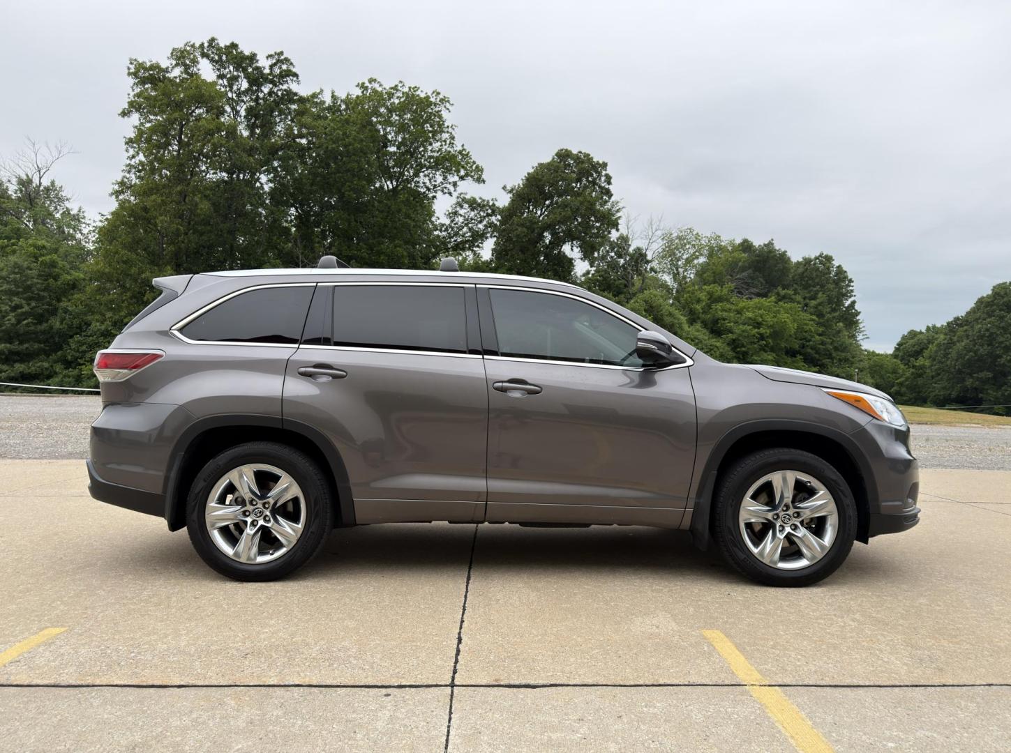 2016 GRAY /Black Toyota Highlander Limited AWD V6 (5TDDKRFH0GS) with an 3.5L V6 engine, Automatic transmission, located at 2990 Old Orchard Rd., Jackson, MO, 63755, 37.354214, -89.612106 - 2016 Toyota Highlander Limited 101xxx miles All Wheel Drive 3.5L V6 Automatic Leather 3rd Row Navigation Power/Heated/Cooled Seats Heated Rear Seats Heated Steering Wheel Backup Camera Sunroof Bluetooth Cruise Power Windows/Locks/Mirrors We have financing available and we accept trad - Photo#10