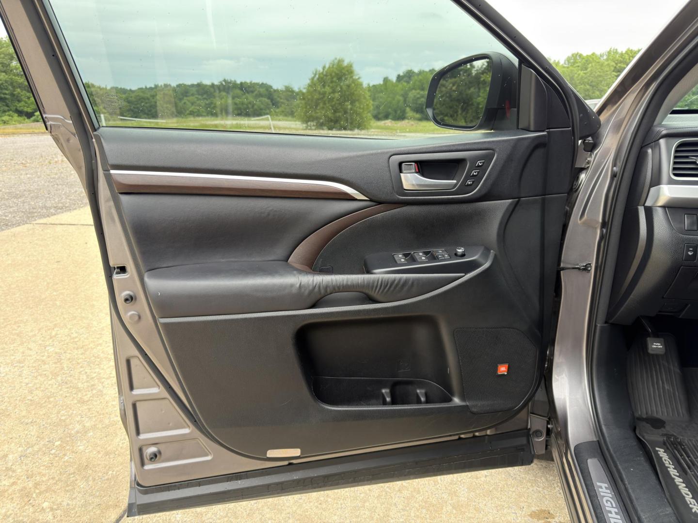 2016 GRAY /Black Toyota Highlander Limited AWD V6 (5TDDKRFH0GS) with an 3.5L V6 engine, Automatic transmission, located at 2990 Old Orchard Rd., Jackson, MO, 63755, 37.354214, -89.612106 - 2016 Toyota Highlander Limited 101xxx miles All Wheel Drive 3.5L V6 Automatic Leather 3rd Row Navigation Power/Heated/Cooled Seats Heated Rear Seats Heated Steering Wheel Backup Camera Sunroof Bluetooth Cruise Power Windows/Locks/Mirrors We have financing available and we accept trad - Photo#15