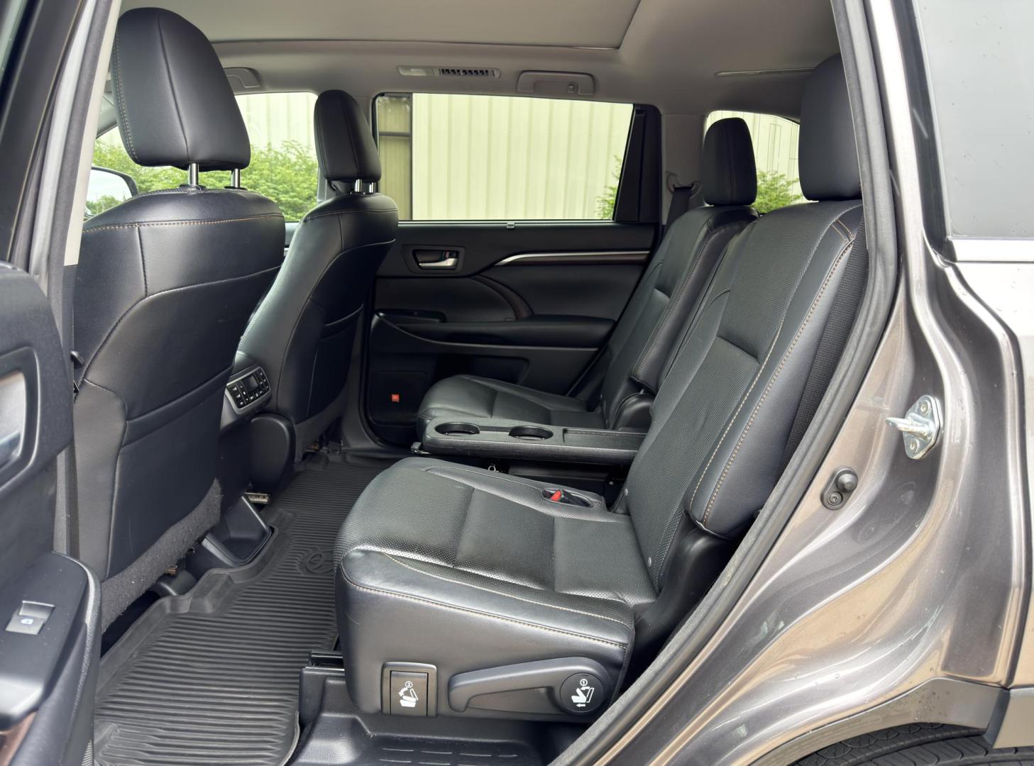 2016 GRAY /Black Toyota Highlander Limited AWD V6 (5TDDKRFH0GS) with an 3.5L V6 engine, Automatic transmission, located at 2990 Old Orchard Rd., Jackson, MO, 63755, 37.354214, -89.612106 - 2016 Toyota Highlander Limited 101xxx miles All Wheel Drive 3.5L V6 Automatic Leather 3rd Row Navigation Power/Heated/Cooled Seats Heated Rear Seats Heated Steering Wheel Backup Camera Sunroof Bluetooth Cruise Power Windows/Locks/Mirrors We have financing available and we accept trad - Photo#19