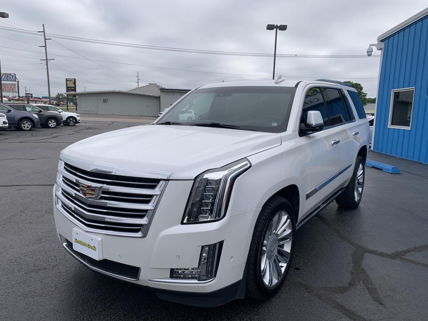 2017 WHITE /BLACK Cadillac Escalade Platinum 4WD (1GYS4DKJ0HR) with an 6.2L V8 OHV 16V FFV engine, Automatic transmission, located at 506 S. Kingshighway, Cape Girardeau, MO, 63703, (573) 235-5000, 37.294991, -89.553635 - 2017 Cadillac Escalade Platinum 4WD 91,xxx miles One Owner Heated Seats Cooled Seats Massage Seats Rear Entertainment Bose Backup Cam 360 Camera Sunroof 4 wheel Drive Powered 3rd. Row Bluetooth Tilt Steering Wheel Power Windows/Locks/Mirrors Remote Start Keyless Entry We have fi - Photo#3