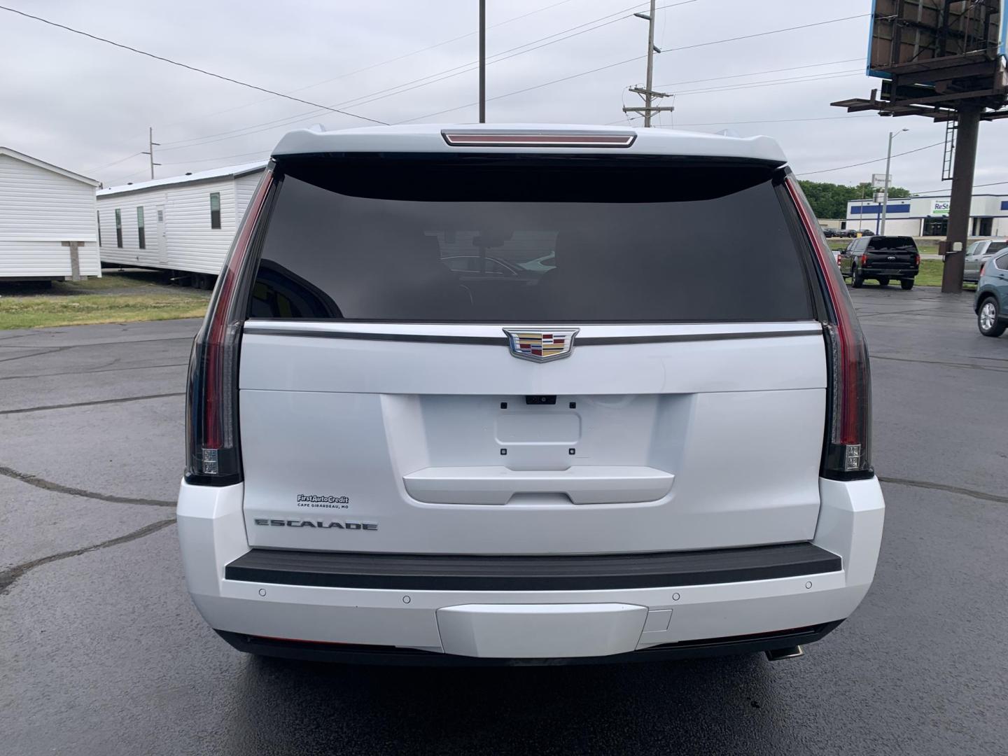 2017 WHITE /BLACK Cadillac Escalade Platinum 4WD (1GYS4DKJ0HR) with an 6.2L V8 OHV 16V FFV engine, Automatic transmission, located at 506 S. Kingshighway, Cape Girardeau, MO, 63703, (573) 235-5000, 37.294991, -89.553635 - 2017 Cadillac Escalade Platinum 4WD 91,xxx miles One Owner Heated Seats Cooled Seats Massage Seats Rear Entertainment Bose Backup Cam 360 Camera Sunroof 4 wheel Drive Powered 3rd. Row Bluetooth Tilt Steering Wheel Power Windows/Locks/Mirrors Remote Start Keyless Entry We have fi - Photo#6