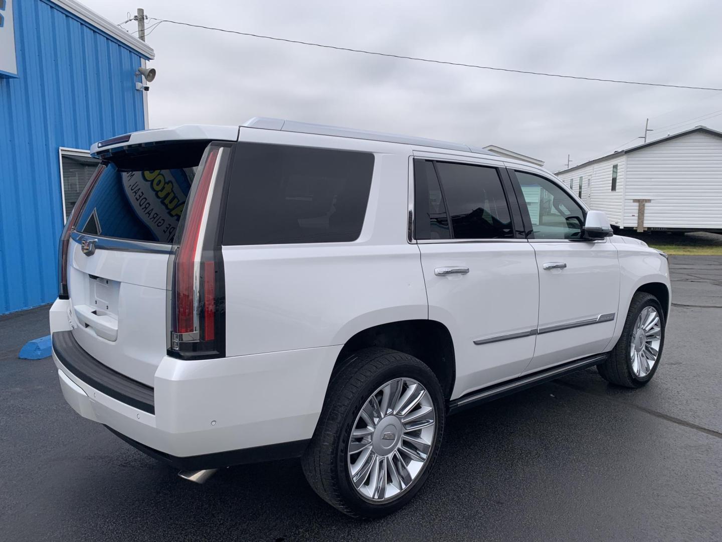 2017 WHITE /BLACK Cadillac Escalade Platinum 4WD (1GYS4DKJ0HR) with an 6.2L V8 OHV 16V FFV engine, Automatic transmission, located at 506 S. Kingshighway, Cape Girardeau, MO, 63703, (573) 235-5000, 37.294991, -89.553635 - 2017 Cadillac Escalade Platinum 4WD 91,xxx miles One Owner Heated Seats Cooled Seats Massage Seats Rear Entertainment Bose Backup Cam 360 Camera Sunroof 4 wheel Drive Powered 3rd. Row Bluetooth Tilt Steering Wheel Power Windows/Locks/Mirrors Remote Start Keyless Entry We have fi - Photo#12