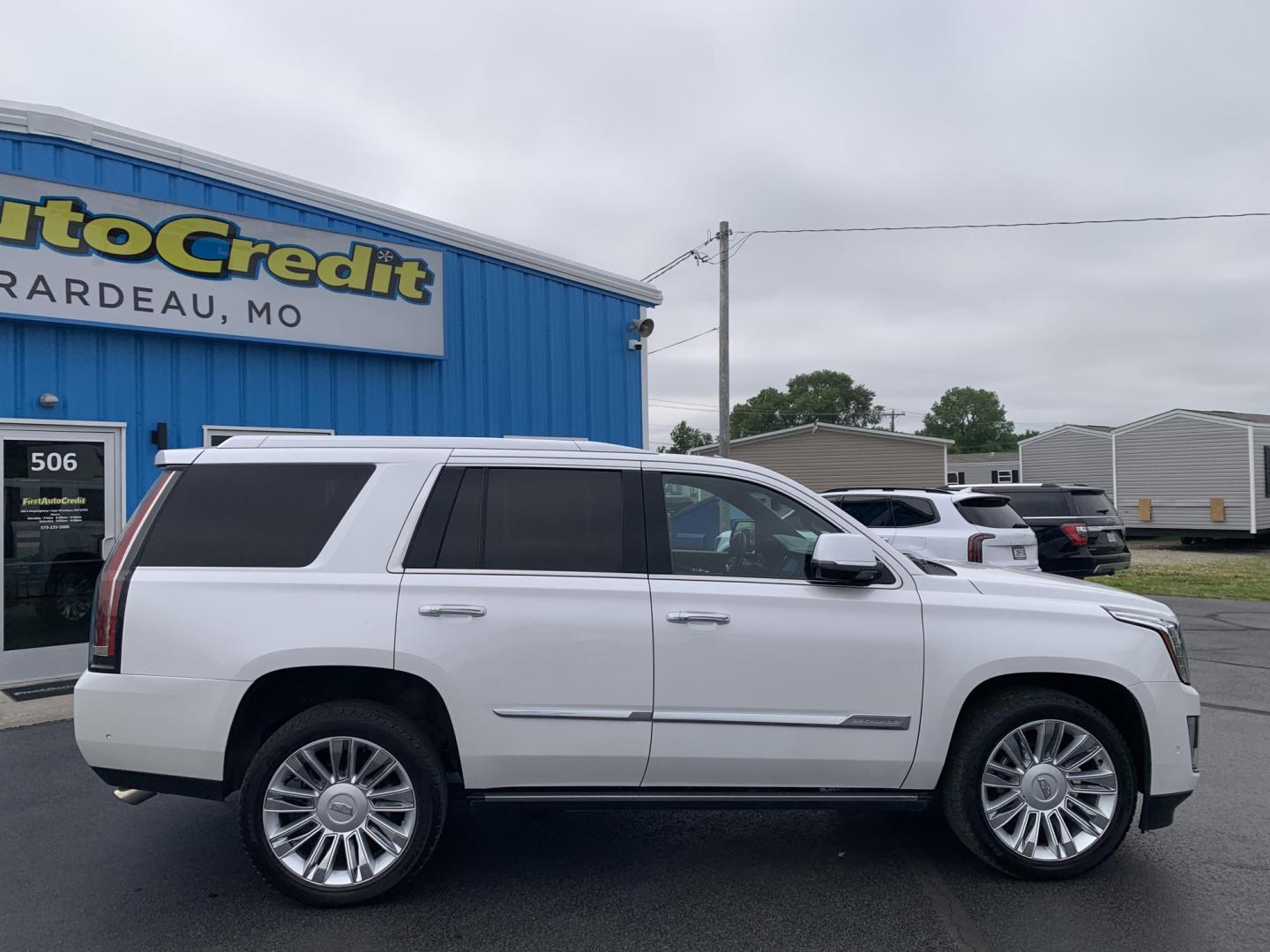 2017 WHITE /BLACK Cadillac Escalade Platinum 4WD (1GYS4DKJ0HR) with an 6.2L V8 OHV 16V FFV engine, Automatic transmission, located at 506 S. Kingshighway, Cape Girardeau, MO, 63703, (573) 235-5000, 37.294991, -89.553635 - 2017 Cadillac Escalade Platinum 4WD 91,xxx miles One Owner Heated Seats Cooled Seats Massage Seats Rear Entertainment Bose Backup Cam 360 Camera Sunroof 4 wheel Drive Powered 3rd. Row Bluetooth Tilt Steering Wheel Power Windows/Locks/Mirrors Remote Start Keyless Entry We have fi - Photo#13
