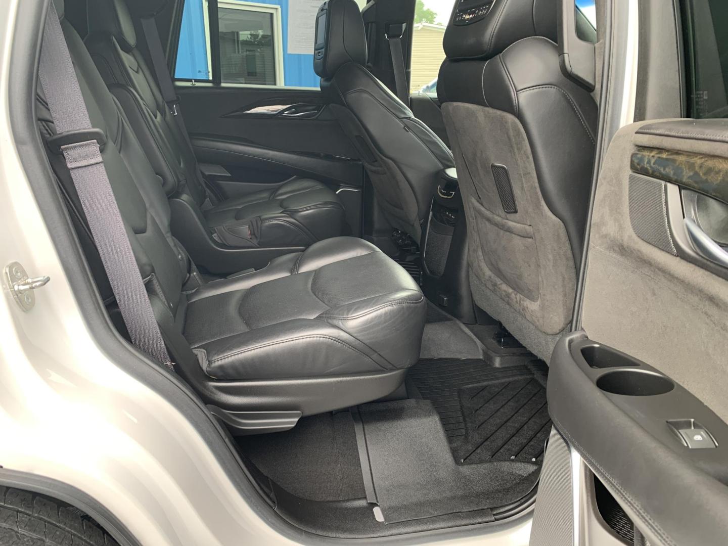2017 WHITE /BLACK Cadillac Escalade Platinum 4WD (1GYS4DKJ0HR) with an 6.2L V8 OHV 16V FFV engine, Automatic transmission, located at 506 S. Kingshighway, Cape Girardeau, MO, 63703, (573) 235-5000, 37.294991, -89.553635 - 2017 Cadillac Escalade Platinum 4WD 91,xxx miles One Owner Heated Seats Cooled Seats Massage Seats Rear Entertainment Bose Backup Cam 360 Camera Sunroof 4 wheel Drive Powered 3rd. Row Bluetooth Tilt Steering Wheel Power Windows/Locks/Mirrors Remote Start Keyless Entry We have fi - Photo#17