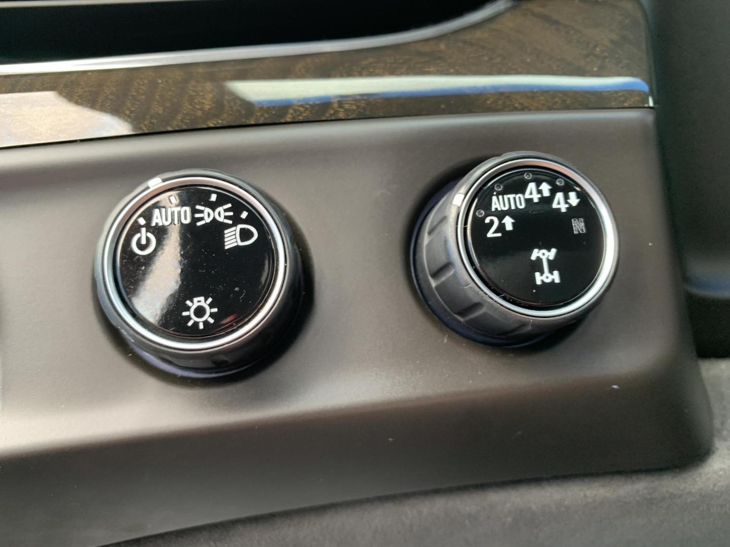 2017 WHITE /BLACK Cadillac Escalade Platinum 4WD (1GYS4DKJ0HR) with an 6.2L V8 OHV 16V FFV engine, Automatic transmission, located at 506 S. Kingshighway, Cape Girardeau, MO, 63703, (573) 235-5000, 37.294991, -89.553635 - 2017 Cadillac Escalade Platinum 4WD 91,xxx miles One Owner Heated Seats Cooled Seats Massage Seats Rear Entertainment Bose Backup Cam 360 Camera Sunroof 4 wheel Drive Powered 3rd. Row Bluetooth Tilt Steering Wheel Power Windows/Locks/Mirrors Remote Start Keyless Entry We have fi - Photo#33