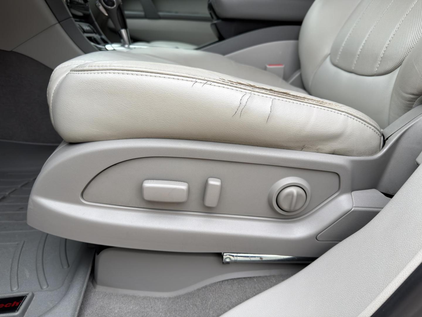 2017 WHITE /Gray Buick Enclave Premium FWD (5GAKRCKD7HJ) with an 3.6L V6 engine, Automatic transmission, located at 2990 Old Orchard Rd., Jackson, MO, 63755, 37.354214, -89.612106 - 2017 Buick Enclave Premium 1-Owner 90xxx miles Front Wheel Drive 3.6L V6 Automatic Leather 3rd Row Navigation Power/Heated/Cooled Seats Heated Steering Wheel Backup Camera Sunroof Bluetooth Remote Start Cruise Power Windows/Locks/Mirrors We have financing available and we accept tra - Photo#6
