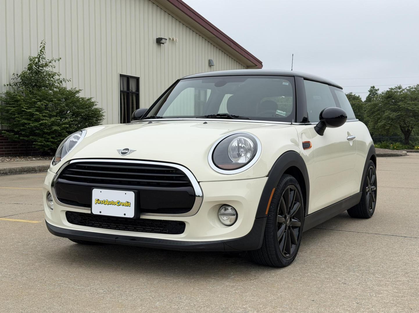 2019 WHITE /Black Mini Cooper Base (WMWXP5C58K2) with an 1.5L 3 Cyl. TURBO engine, Automatic transmission, located at 2990 Old Orchard Rd., Jackson, MO, 63755, 37.354214, -89.612106 - 2019 Mini Cooper 37xxx miles Front Wheel Drive 1.5L 3 Cyl. Automatic Leather Backup Camera Heated Seats Sunroof Bluetooth Cruise Power Windows/Locks/Mirrors We have financing available and we accept trades! Fill out a credit application on our website or come by today! If you have any q - Photo#5