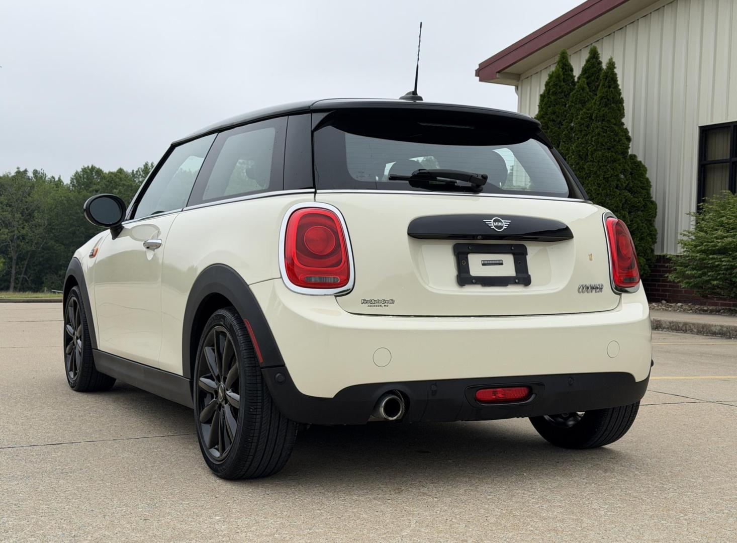 2019 WHITE /Black Mini Cooper Base (WMWXP5C58K2) with an 1.5L 3 Cyl. TURBO engine, Automatic transmission, located at 2990 Old Orchard Rd., Jackson, MO, 63755, 37.354214, -89.612106 - 2019 Mini Cooper 37xxx miles Front Wheel Drive 1.5L 3 Cyl. Automatic Leather Backup Camera Heated Seats Sunroof Bluetooth Cruise Power Windows/Locks/Mirrors We have financing available and we accept trades! Fill out a credit application on our website or come by today! If you have any q - Photo#9