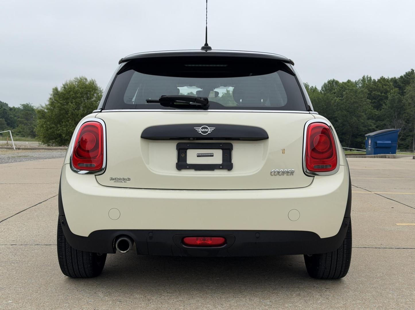 2019 WHITE /Black Mini Cooper Base (WMWXP5C58K2) with an 1.5L 3 Cyl. TURBO engine, Automatic transmission, located at 2990 Old Orchard Rd., Jackson, MO, 63755, 37.354214, -89.612106 - 2019 Mini Cooper 37xxx miles Front Wheel Drive 1.5L 3 Cyl. Automatic Leather Backup Camera Heated Seats Sunroof Bluetooth Cruise Power Windows/Locks/Mirrors We have financing available and we accept trades! Fill out a credit application on our website or come by today! If you have any q - Photo#10