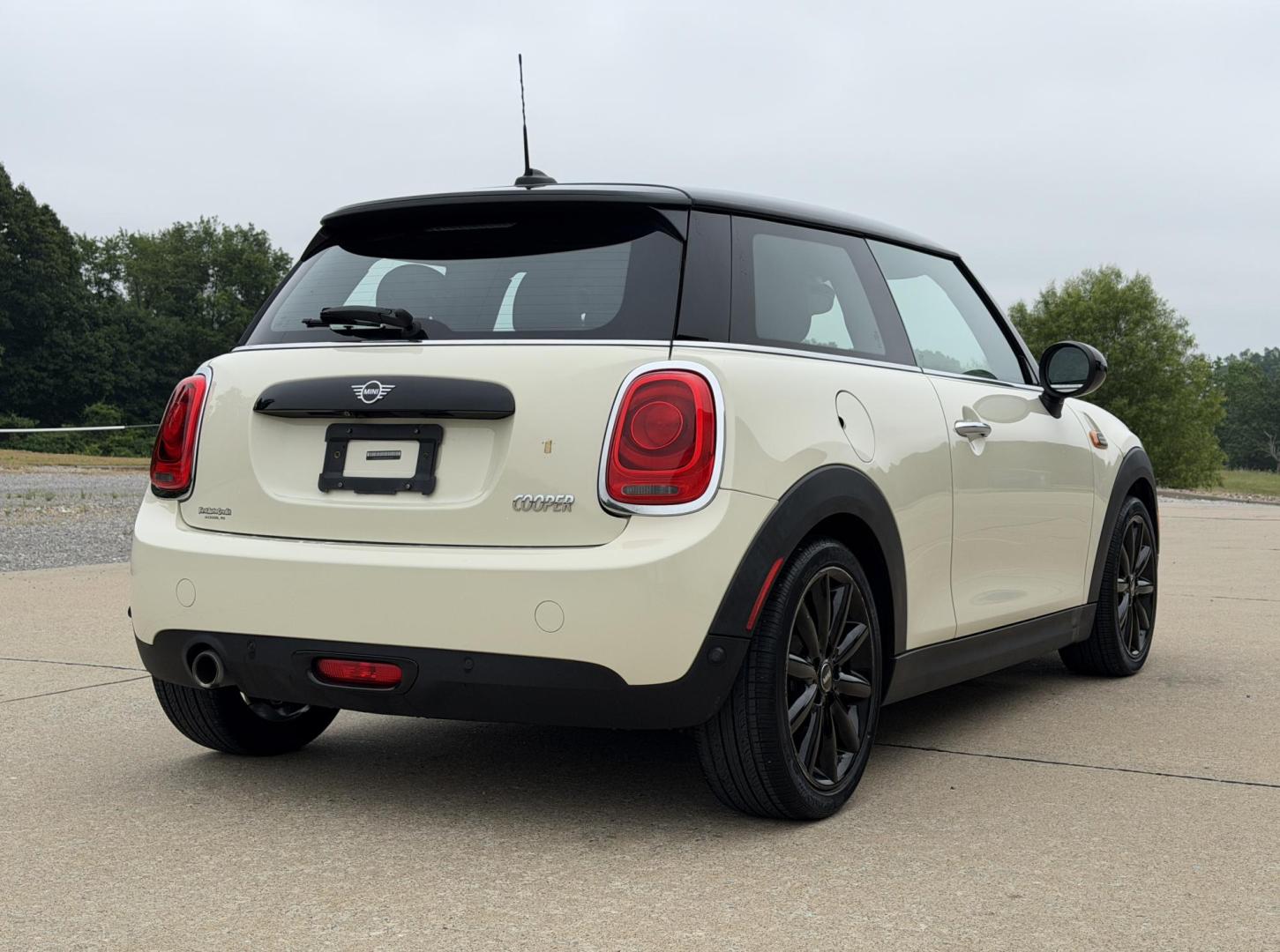 2019 WHITE /Black Mini Cooper Base (WMWXP5C58K2) with an 1.5L 3 Cyl. TURBO engine, Automatic transmission, located at 2990 Old Orchard Rd., Jackson, MO, 63755, 37.354214, -89.612106 - 2019 Mini Cooper 37xxx miles Front Wheel Drive 1.5L 3 Cyl. Automatic Leather Backup Camera Heated Seats Sunroof Bluetooth Cruise Power Windows/Locks/Mirrors We have financing available and we accept trades! Fill out a credit application on our website or come by today! If you have any q - Photo#8