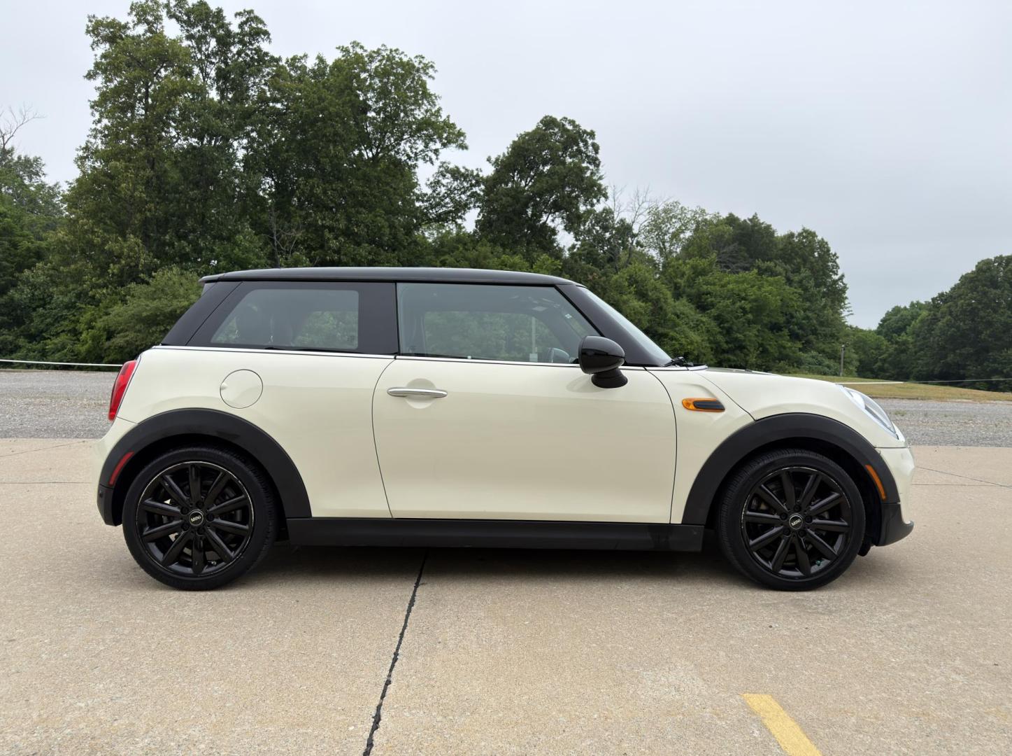 2019 WHITE /Black Mini Cooper Base (WMWXP5C58K2) with an 1.5L 3 Cyl. TURBO engine, Automatic transmission, located at 2990 Old Orchard Rd., Jackson, MO, 63755, 37.354214, -89.612106 - 2019 Mini Cooper 37xxx miles Front Wheel Drive 1.5L 3 Cyl. Automatic Leather Backup Camera Heated Seats Sunroof Bluetooth Cruise Power Windows/Locks/Mirrors We have financing available and we accept trades! Fill out a credit application on our website or come by today! If you have any q - Photo#7