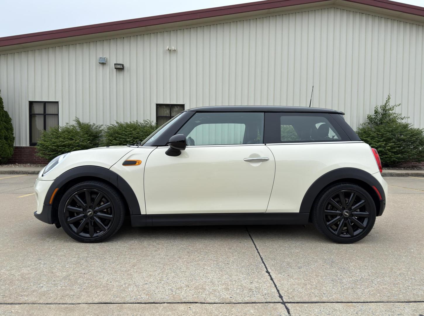 2019 WHITE /Black Mini Cooper Base (WMWXP5C58K2) with an 1.5L 3 Cyl. TURBO engine, Automatic transmission, located at 2990 Old Orchard Rd., Jackson, MO, 63755, 37.354214, -89.612106 - 2019 Mini Cooper 37xxx miles Front Wheel Drive 1.5L 3 Cyl. Automatic Leather Backup Camera Heated Seats Sunroof Bluetooth Cruise Power Windows/Locks/Mirrors We have financing available and we accept trades! Fill out a credit application on our website or come by today! If you have any q - Photo#6