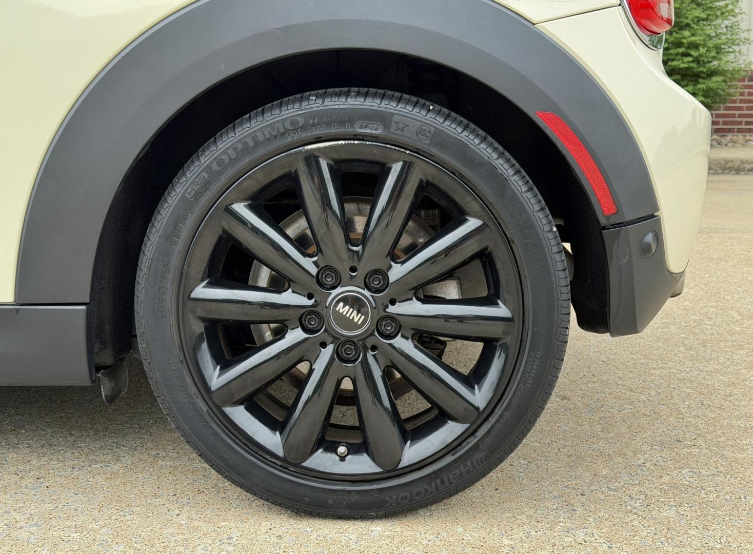 2019 WHITE /Black Mini Cooper Base (WMWXP5C58K2) with an 1.5L 3 Cyl. TURBO engine, Automatic transmission, located at 2990 Old Orchard Rd., Jackson, MO, 63755, 37.354214, -89.612106 - 2019 Mini Cooper 37xxx miles Front Wheel Drive 1.5L 3 Cyl. Automatic Leather Backup Camera Heated Seats Sunroof Bluetooth Cruise Power Windows/Locks/Mirrors We have financing available and we accept trades! Fill out a credit application on our website or come by today! If you have any q - Photo#33
