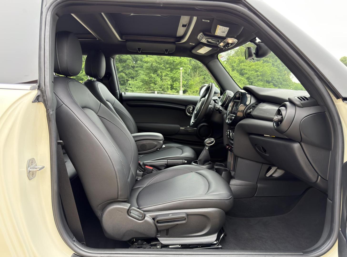 2019 WHITE /Black Mini Cooper Base (WMWXP5C58K2) with an 1.5L 3 Cyl. TURBO engine, Automatic transmission, located at 2990 Old Orchard Rd., Jackson, MO, 63755, 37.354214, -89.612106 - 2019 Mini Cooper 37xxx miles Front Wheel Drive 1.5L 3 Cyl. Automatic Leather Backup Camera Heated Seats Sunroof Bluetooth Cruise Power Windows/Locks/Mirrors We have financing available and we accept trades! Fill out a credit application on our website or come by today! If you have any q - Photo#15