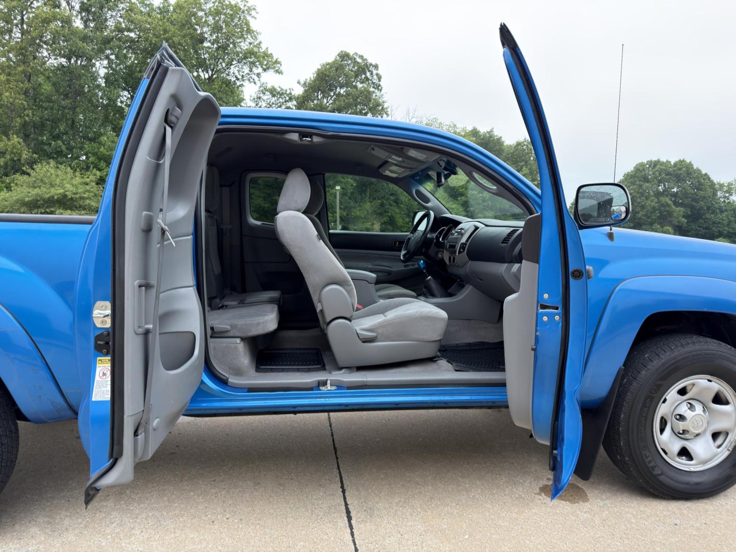 2010 BLUE /Gray Toyota Tacoma PreRunner Access Cab 2WD (5TETX4GN1AZ) with an 2.7L 4 Cyl. engine, Manual transmission, located at 2990 Old Orchard Rd., Jackson, MO, 63755, 37.354214, -89.612106 - 2010 Toyota Tacoma PreRunner 131xxx miles Rear Wheel Drive 2.7L 4 Cyl. 5-Speed Manual Backup Camera Cruise Power Windows/Locks/Mirrors We have financing available and we accept trades! Fill out a credit application on our website or come by today! If you have any questions, give us a call a - Photo#17
