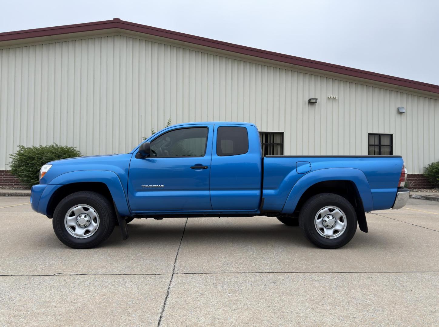 2010 BLUE /Gray Toyota Tacoma PreRunner Access Cab 2WD (5TETX4GN1AZ) with an 2.7L 4 Cyl. engine, Manual transmission, located at 2990 Old Orchard Rd., Jackson, MO, 63755, 37.354214, -89.612106 - 2010 Toyota Tacoma PreRunner 131xxx miles Rear Wheel Drive 2.7L 4 Cyl. 5-Speed Manual Backup Camera Cruise Power Windows/Locks/Mirrors We have financing available and we accept trades! Fill out a credit application on our website or come by today! If you have any questions, give us a call a - Photo#4