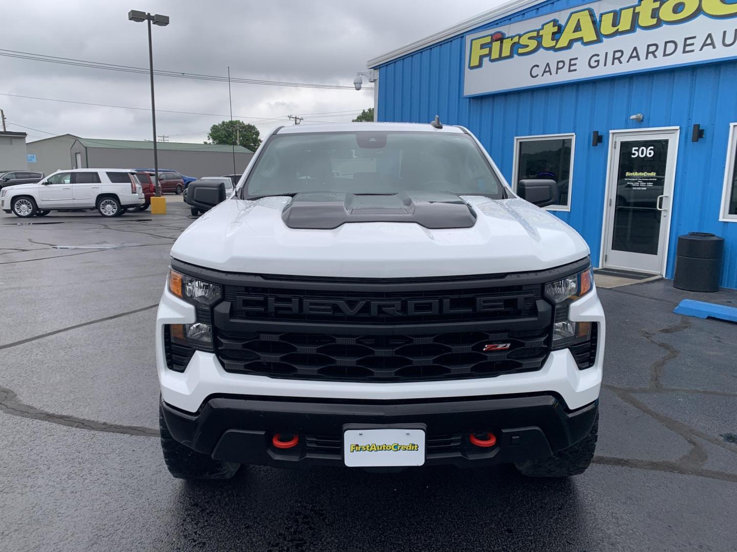 2024 WHITE /BLACK Chevrolet Silverado 1500 Trail Boss Custom Crew Cab 4WD (3GCUDCE84RG) with an 3.0L V6 DOHC 24V DIESEL TURBO engine, Automatic transmission, located at 506 S. Kingshighway, Cape Girardeau, MO, 63703, (573) 235-5000, 37.294991, -89.553635 - 2024 Chevrolet Silverado 1500 Trail Boss Custom Crew Cab 4WD 69,xxx miles One Owner Diesel 4 wheel drive Apple CarPlay Backup Camera Cruise Bluetooth Cloth Seats Power Windows/Locks/Mirrors Keyless Entry Remote Start We have financing available and we accept trades! Fill out a credit - Photo#1